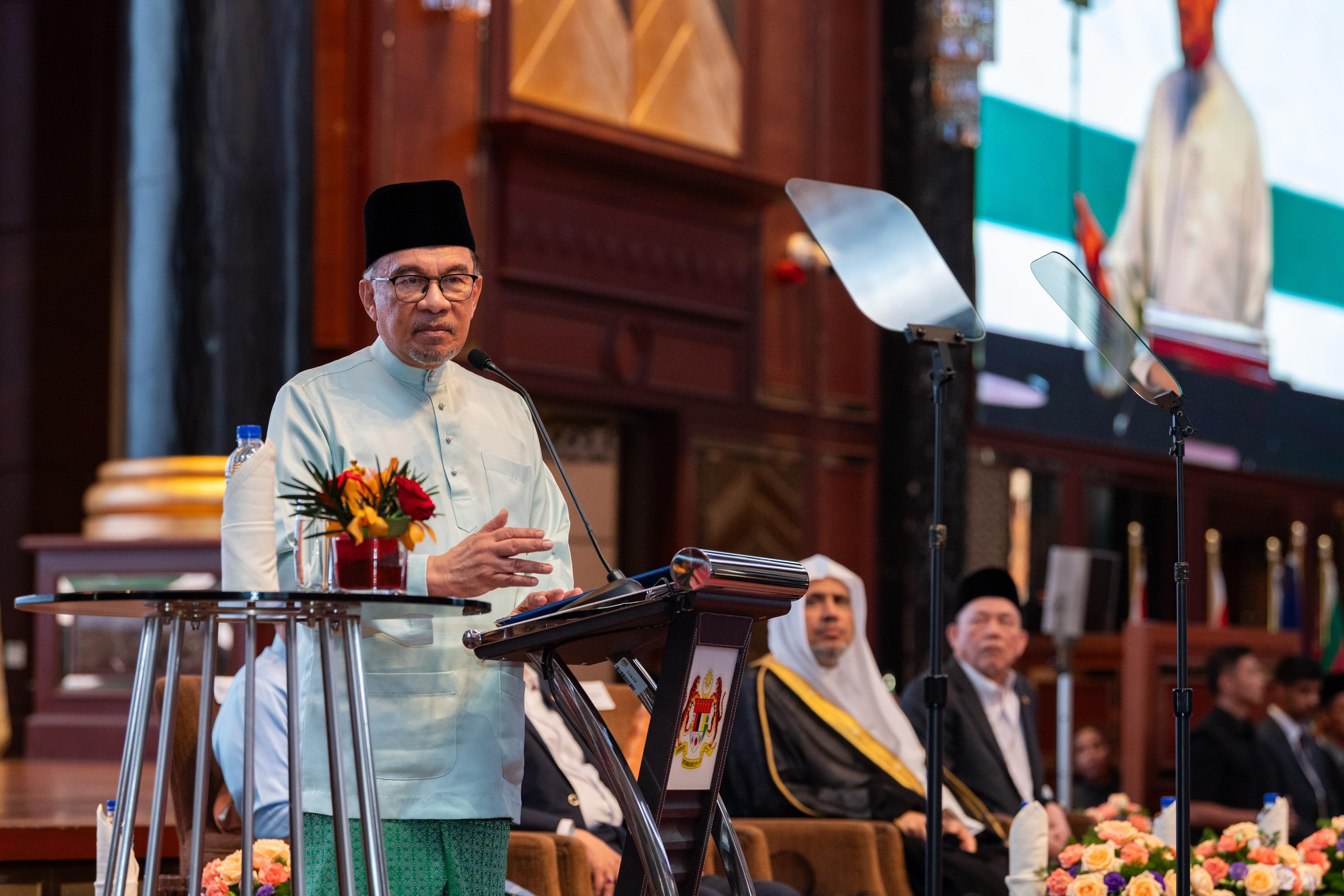 Yang Mulia Perdana Menteri Malaysia, Tuan Anwar Ibrahim, dan Yang Mulia Syekh Dr.Mohammed bin Abdulkarim Al-Issa, Agenda utama konferensi ini adalah peluncuran inisiatif solidaritas untuk menghentikan perang dan konflik, terutama perang di Gaza.