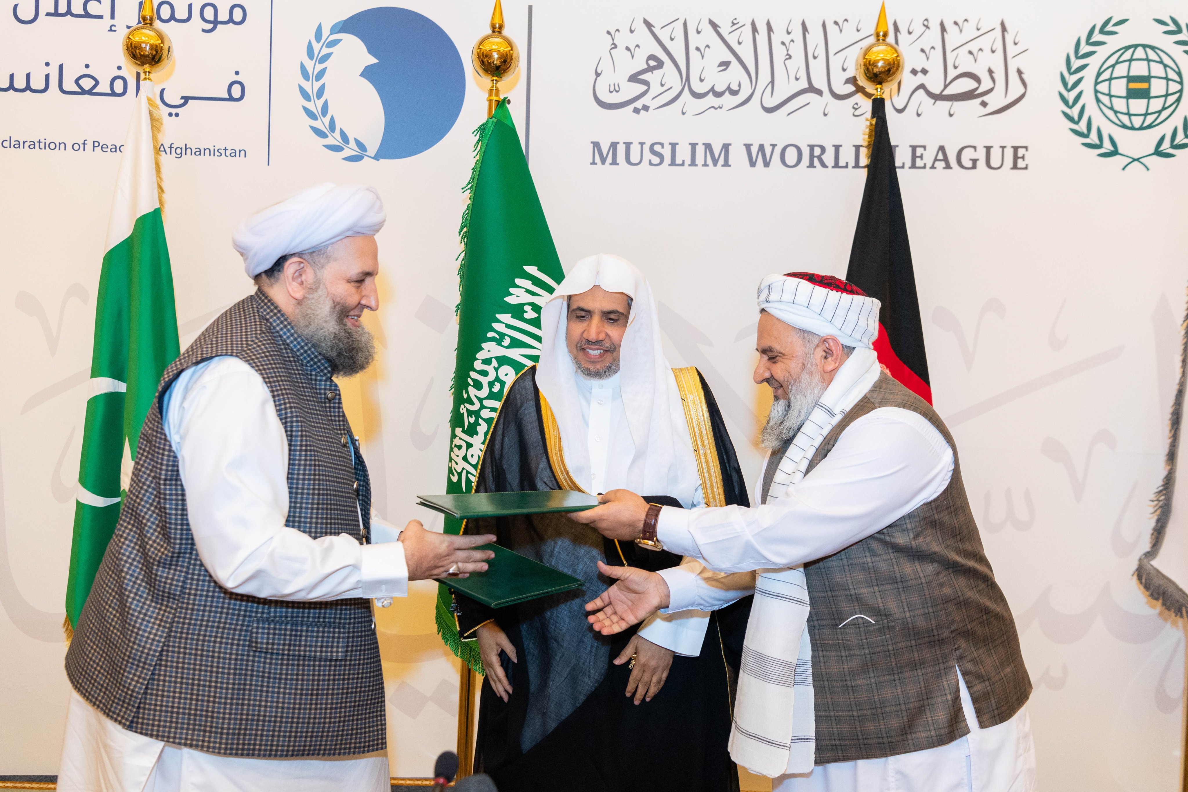 حرم مکی کے جوار میں پاکستان اور افغانستان کے  نامور علمائے کرام افغانستان میں قیام امن کے لئے تاریخی ‫افغانستان امن اعلامیہ‬ پر دستخط کررہے ہیں