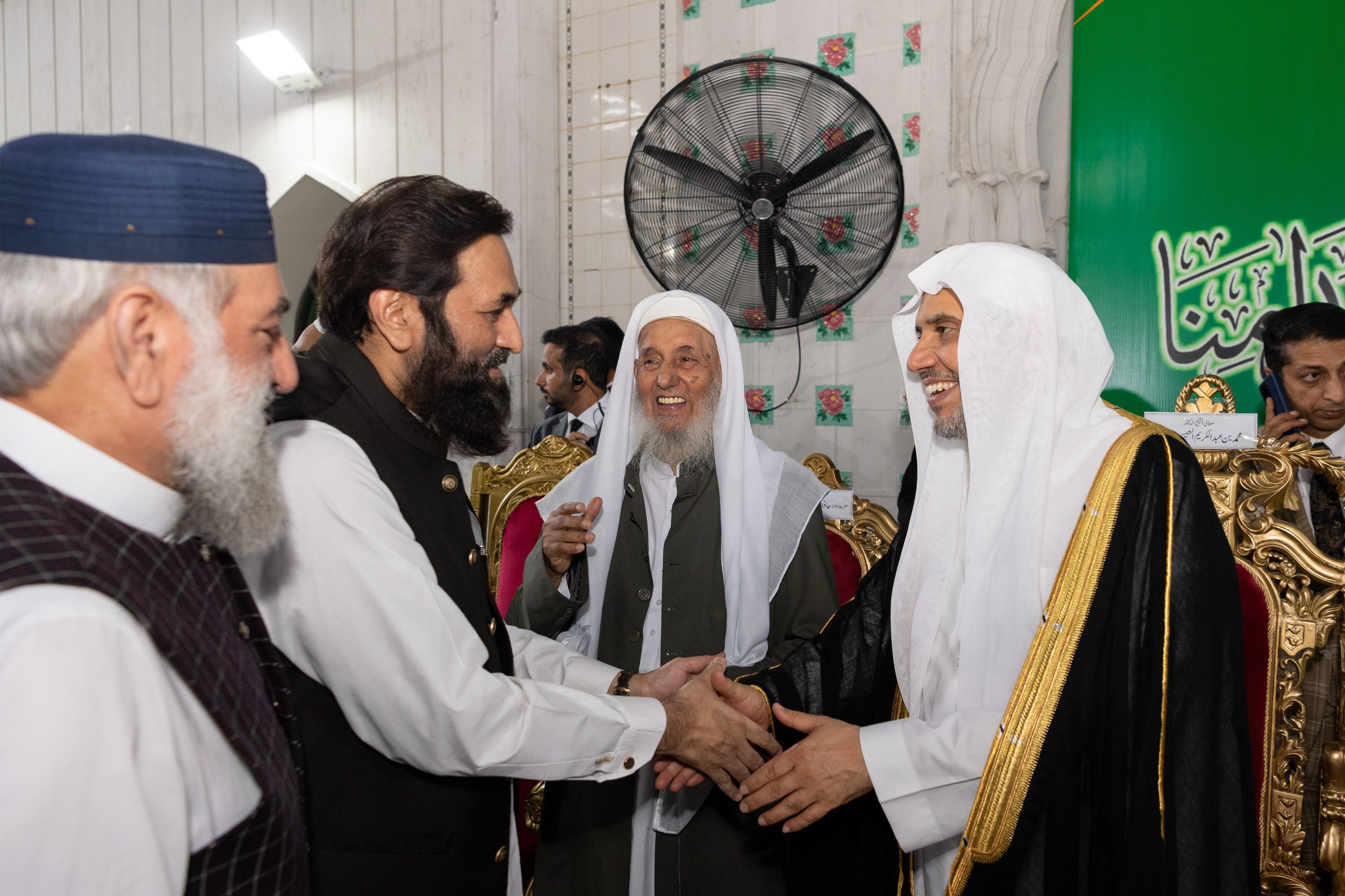 جامعہ کے مہتمم،گورنر پنجاب اور ماہرین تعلیم وطلبہ کی موجودگی میں: سیکرٹری جنرل اور چیئرمین مسلم علماء کونسل عزت مآب شیخ ڈاکٹر ‫محمد العیسی‬ جامعہ اشرفیہ لاہور میں لیکچر دے رہے ہیں۔