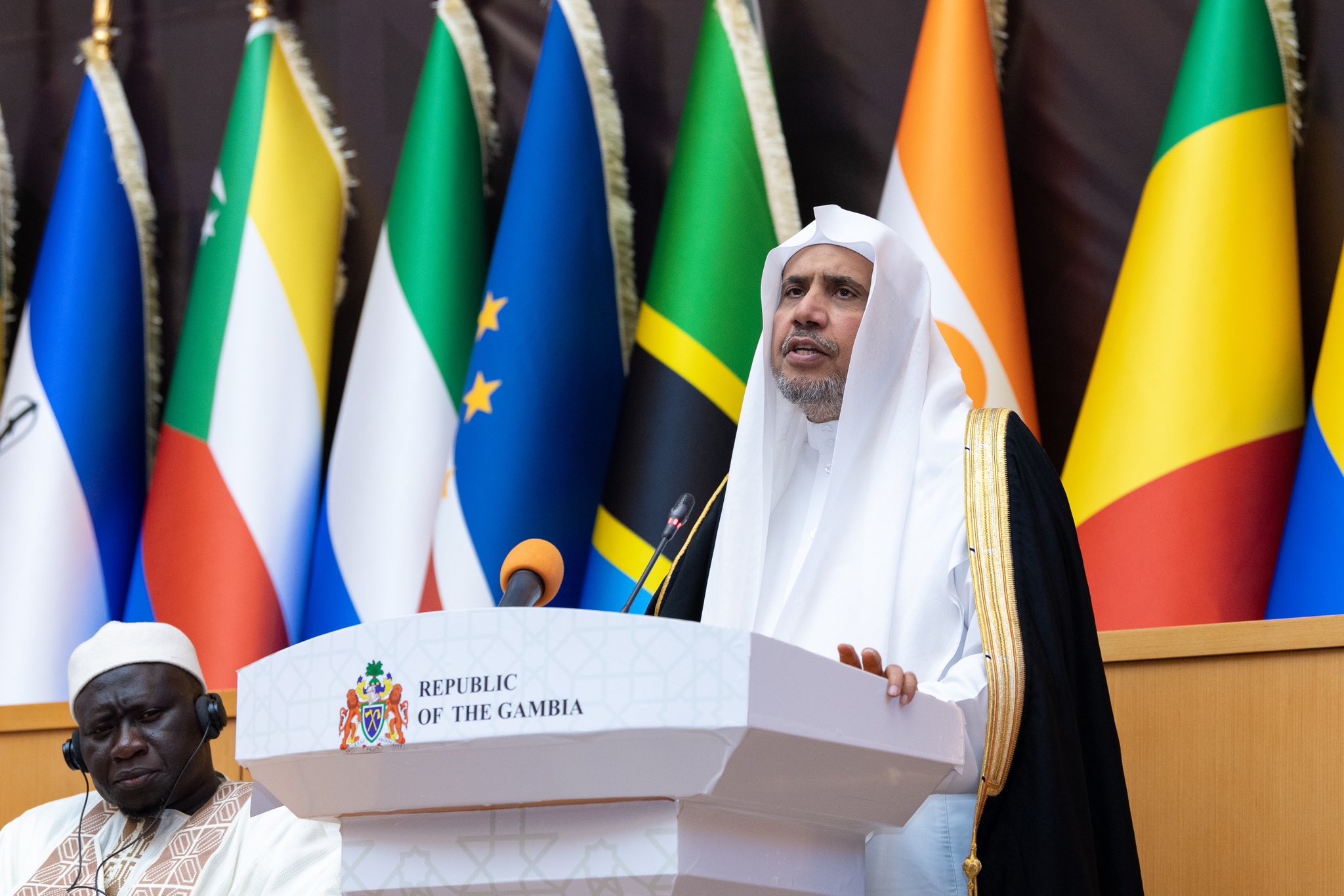 جلالتمآب دبیرکل شیخ دکتر محمد آل عیسی "کنفرانس تاریخی علمای مسلمان در آفریقا" را در بانجول افتتاح کرد.