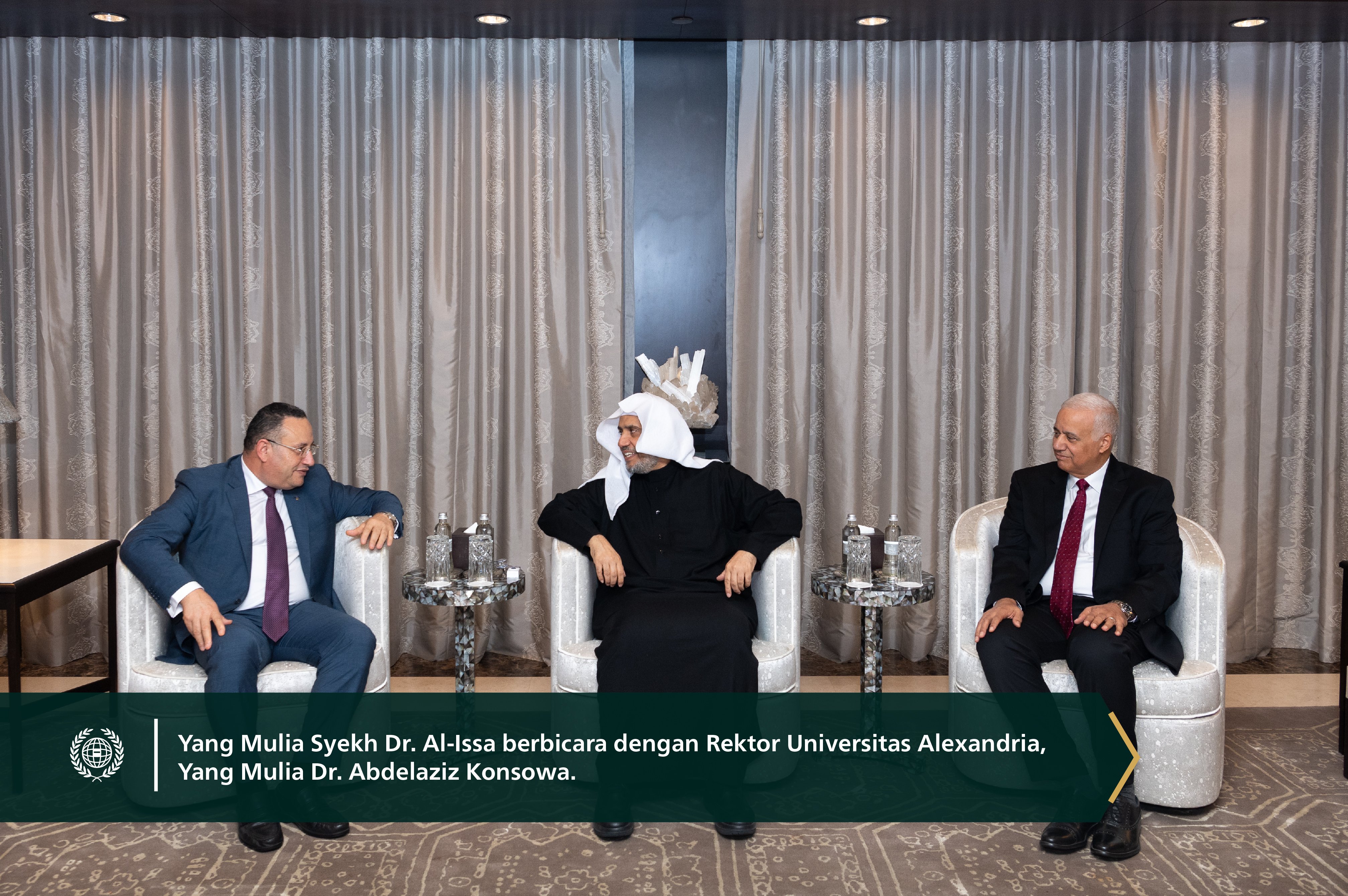 Yang Mulia Syekh Dr.Mohammed bin Abdulkarim Al-Issa , menerima Rektor Universitas Alexandria, Yang Mulia Dr. Abdelaziz Konsowa, dan Rektor Universitas Al-Alamein, Yang Mulia Dr. Essam El-Kordi