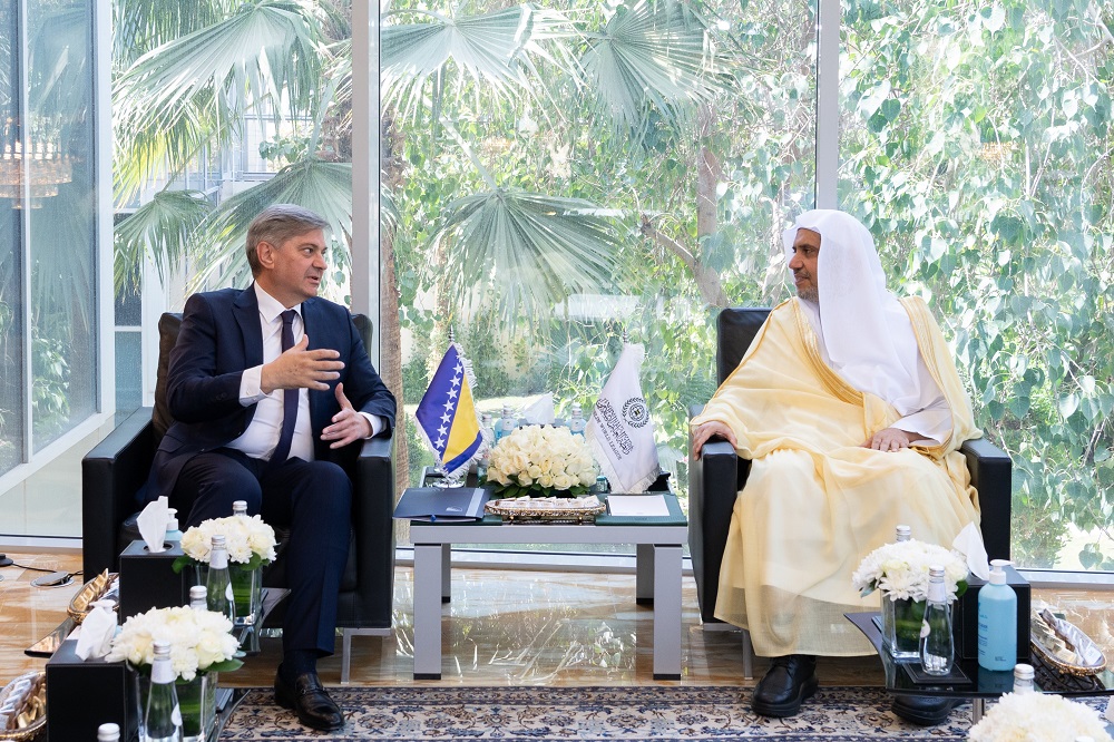 جناب دبیر کل، و رئیس انجمن علمای مسلمان، آقای شیخ دکتر محمد العیسی در پایگاه فرعی سازمان همبستگی در ریاض، با جناب آقای دکتر دنیس زویزدیچ، رئیس مجلس نمایندگان جمهوری بوسنی و هرزگوین و هیئت همراهش دیدار نمود.