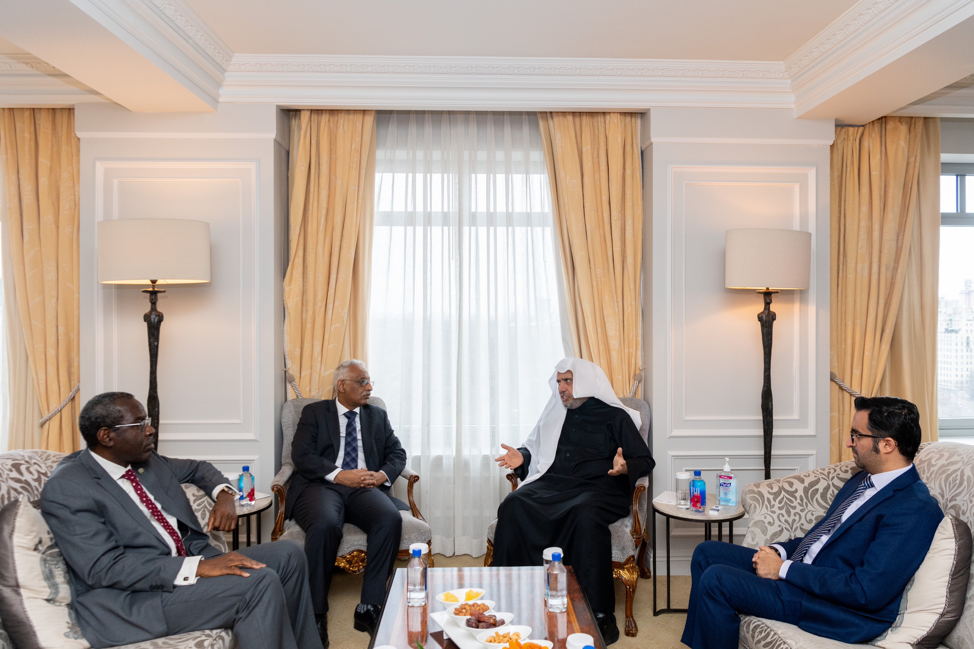 جناب دبیر کل و رئیس انجمن علمای مسلمان، آقای دکتر شیخ محمد العیسی در ابتدای این دیدار با حضور در مقر خود در نیویورک از جناب نماینده دائم سازمان همکاری اسلام در سازمان ملل، جناب آقای حمید اوبیلرو و رئیس گروه اسلامی در سازمان ملل، جناب سفیر سیدی ولد، بحام ولد محمد لغظف استقبال نمود.