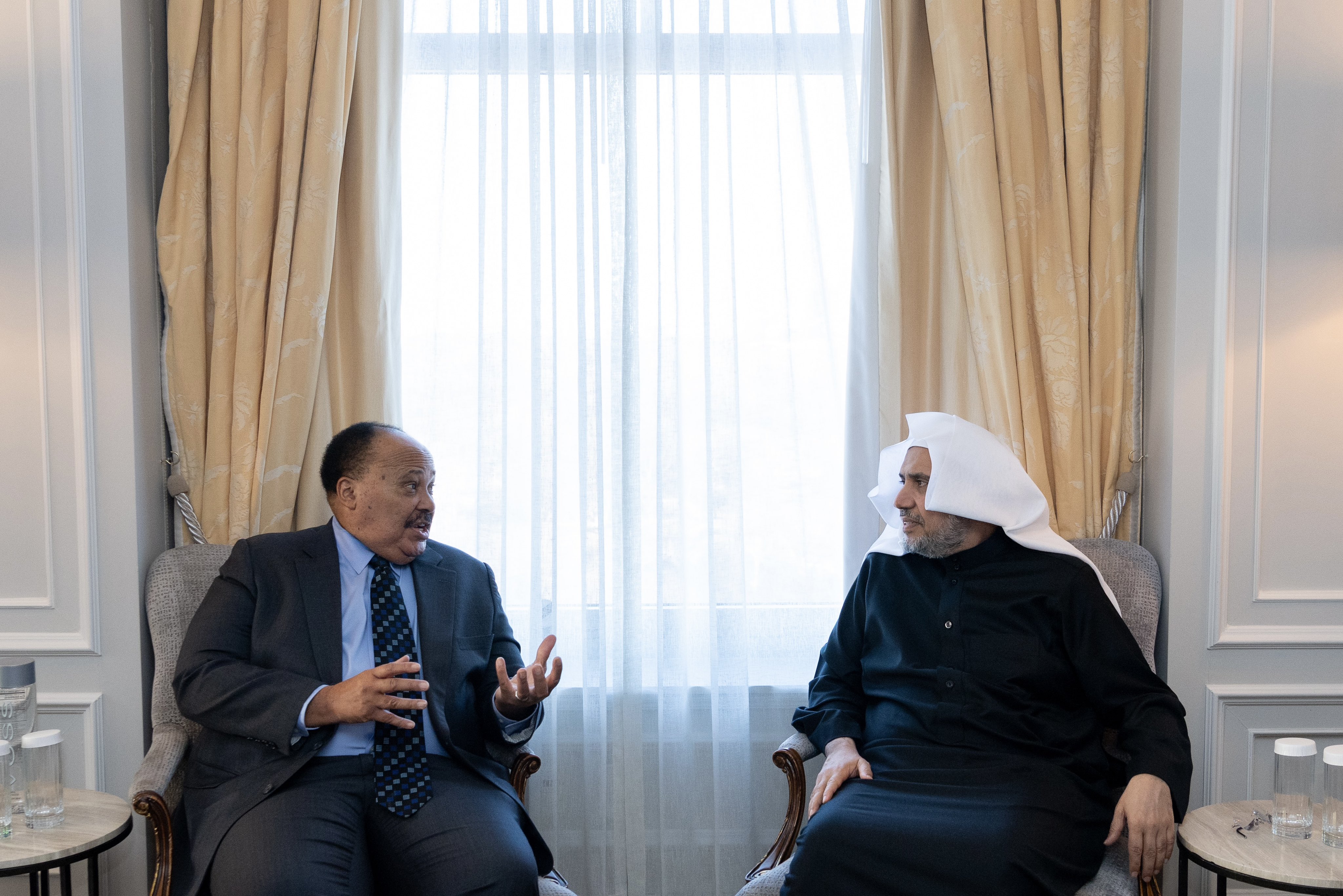 جناب دبیر کل، و رئیس انجمن علمای مسلمان، آقای دکتر شیخ محمد العیسی در محل اقامت خود در نیویورک، از آقای مارتین لوتر کینگ سوم، فرزند رهبر حقوق مدنی آمریکا در راستای مقابله با تبعیض نژادی استقبال نمود