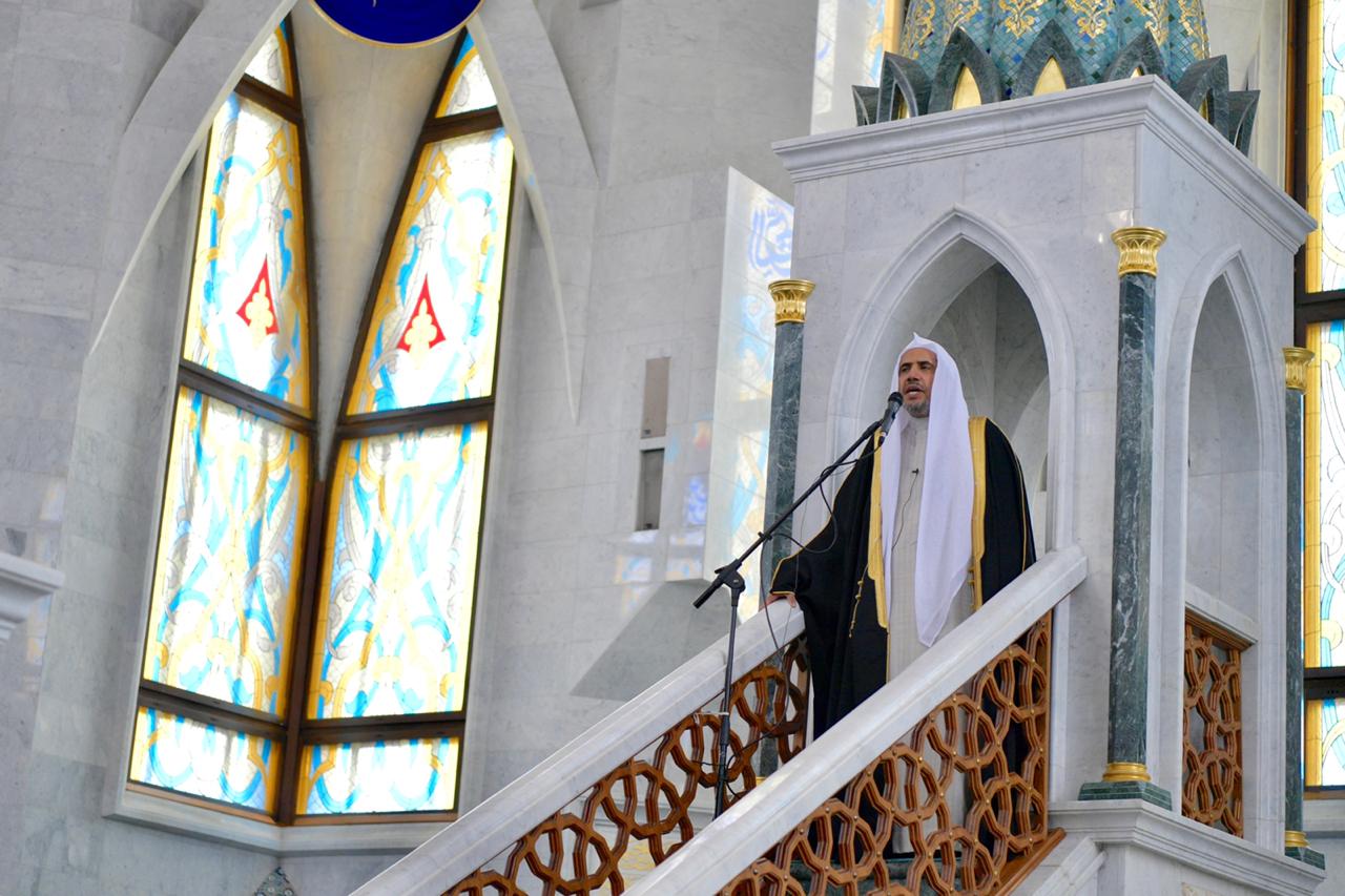 عزت مآب شیخ ڈاکٹر محمد العیسی تاتارستان کے دارالخلافہ قازان کی جامع مسجد میں علماء اور نمازیوں کی ایک بڑی تعداد کے سامنے خطبۂ جمعہ دے رہے ہیں