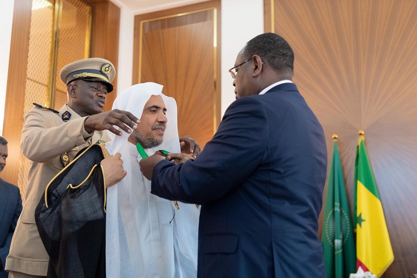 Le Président du Sénégal décore le D. Mohammad Al-Issa de la plus haute distinction honorifique sénégalaise pour le récompenser de ses efforts pour la promotion de la modération dans le monde.