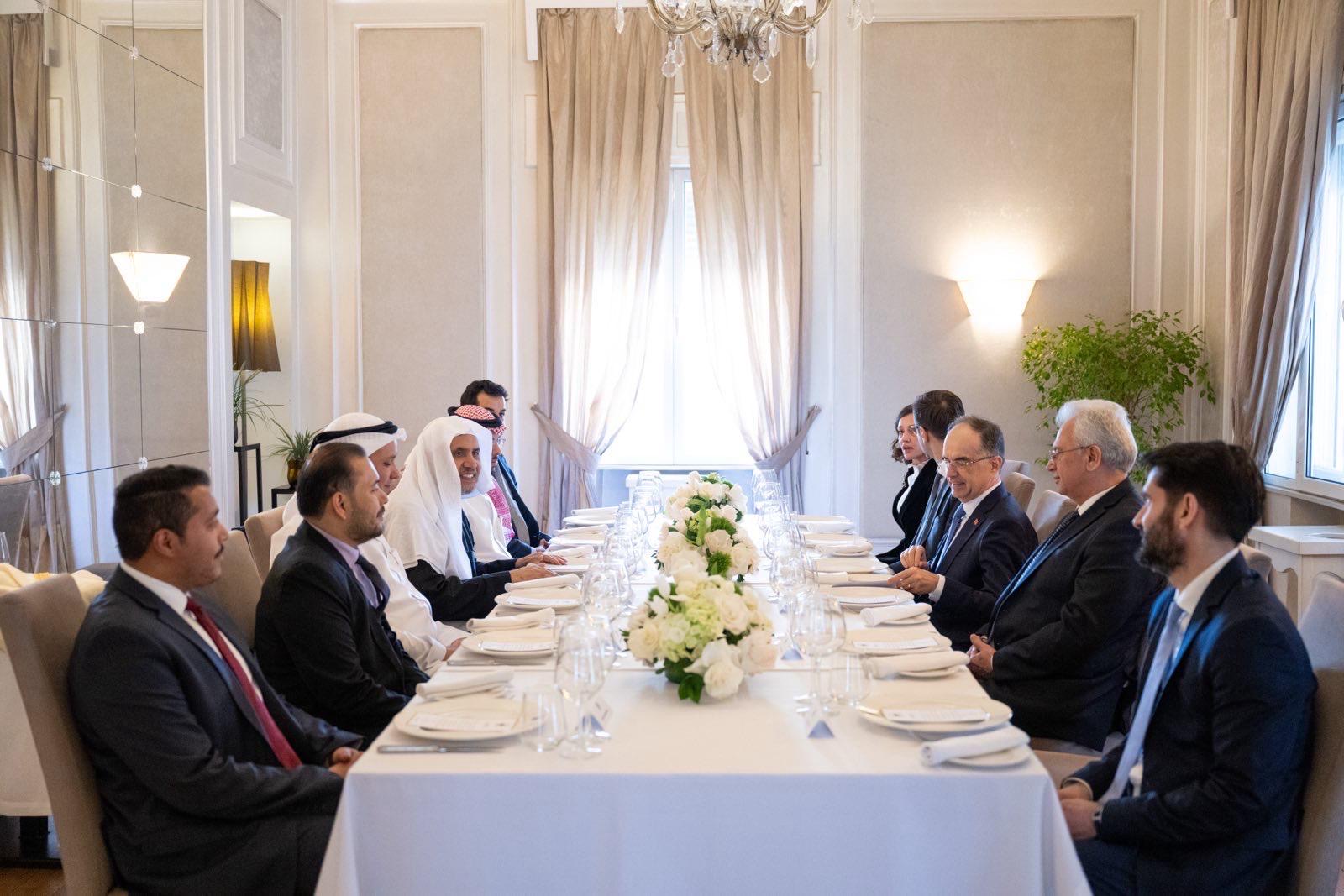 ‏فخامةُ الرئيسِ الألباني يُقيم مأدبةَ غداءٍ تكريمية لفضيلةِ الأمينِ العام، رئيسِ هيئةِ علماء المسلمين، الشيخِ الدكتور ⁧‫محمد العيسى‬⁩ ‬⁩، وذلك احتفاءً بتلبيته دعوة فخامته لإمامة المصلين وإلقاء خطبة عيد الفطر المبارك في أكبر مساجد العيد في أوروبا