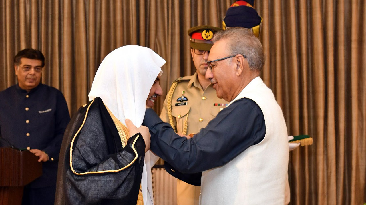 His Excellency Dr. Arif Alvi, the President of the Islamic Republic of Pakistan, presents His Excellency Sheikh Dr. Mohammed bin Abdulkarim Al-Issa the Order of the «Crescent of Pakistan,» Hilal-e-Pakistan