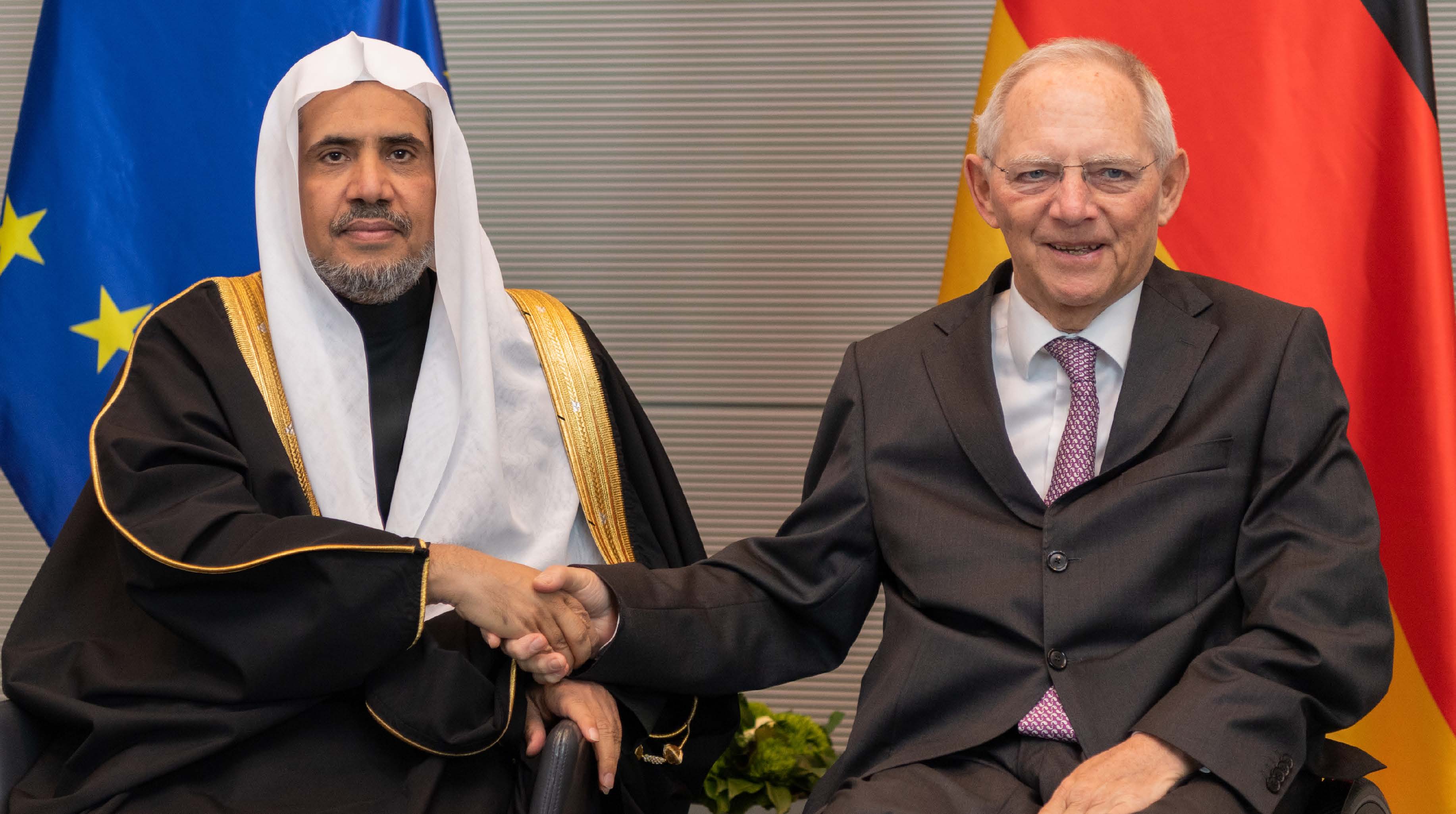 معالي رئيس البرلمان الألماني السيد فولفجانج شويبله مرحباً في مبنى البرلمان بصاحب الفضيلة والمعالي الشيخ الدكتور محمد بن عبد الكريم العيسى، وقد أعقب ذلك حوار مفتوح ومطول مع فضيلة الشيخ العيسى