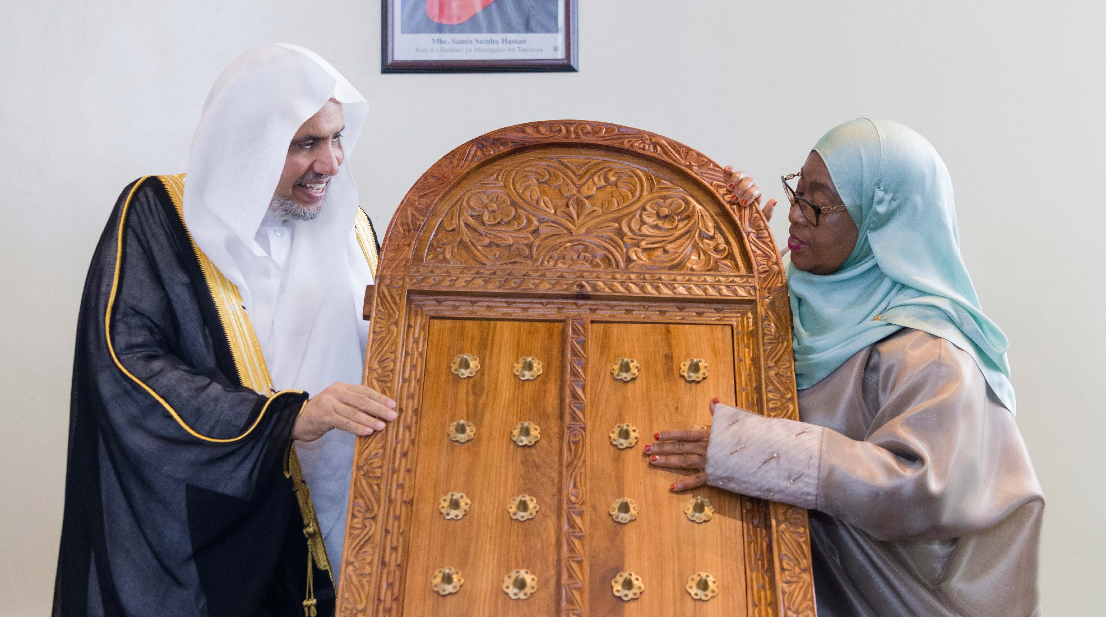 Her Excellency, the President of the United Republic of Tanzania, Dr. Samia Suluhu, presents His Excellency Sheikh Dr. Mohammad bin Abdulkarim Al-Issa with a gift from the Tanzanian Presidency at the Presidential Palace in Dar es Salaam