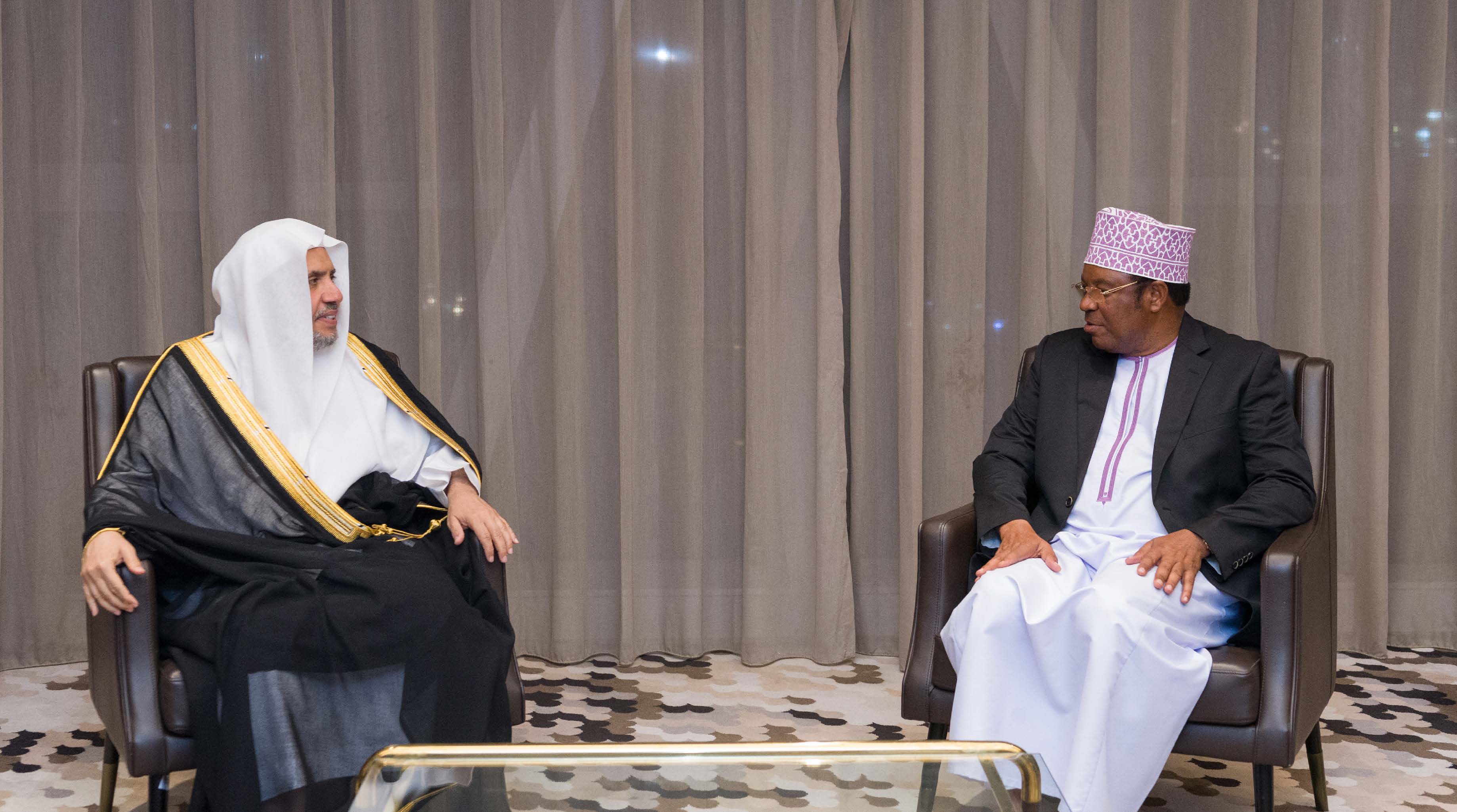 صاحب الفضيلة والمعالي الشيخ الدكتور محمد بن عبدالكريم العيسى يلتقي دولة رئيس وزراء جمهورية تنزانيا الاتحادية، السيد قاسم ماجيلوا