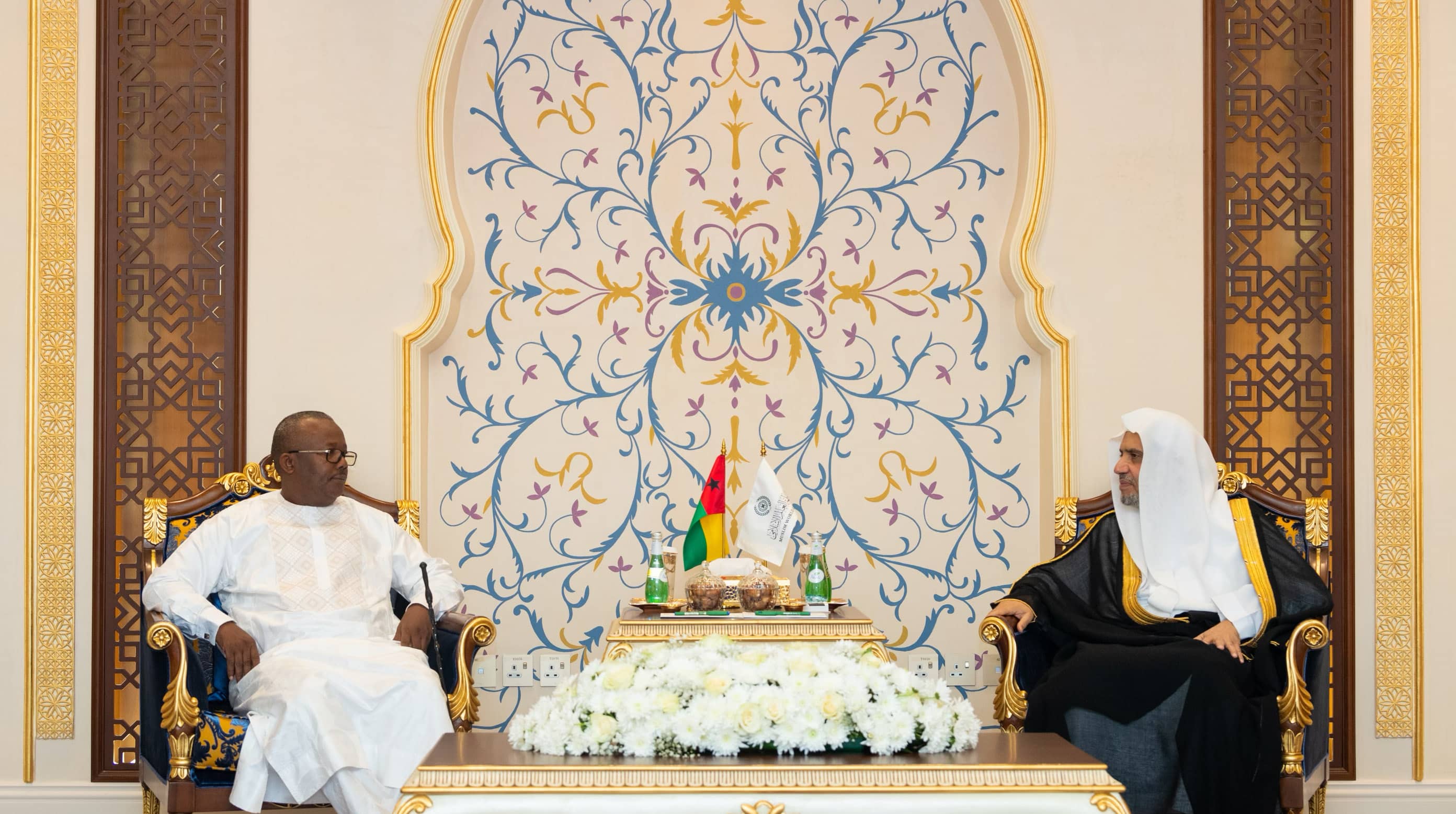 H.E. Sheikh Dr. Mohammed bin Abdulkarim Al-Issa receives the President of the Republic of Guinea-Bissau, H.E. Umaro Sissoco Embalo, at the headquarters of the Muslim World League in Makkah