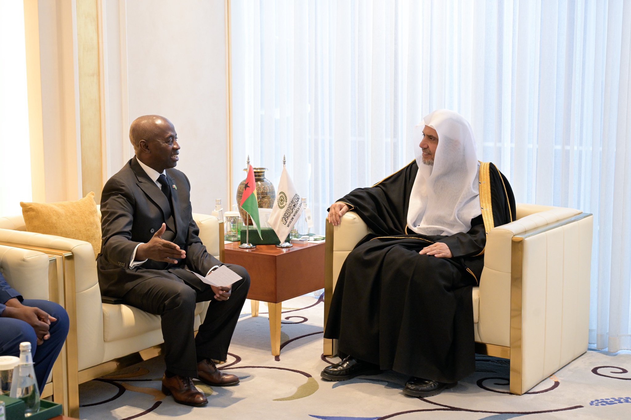 El Secretario General, el Sheij Dr. Mohammed Al-Issa recibió en Riad al Embajador extraordinario y plenipotenciario de la República de Guinea-Bisáu ante el Reino de Arabia Saudita, el Sr. Dino Seidi