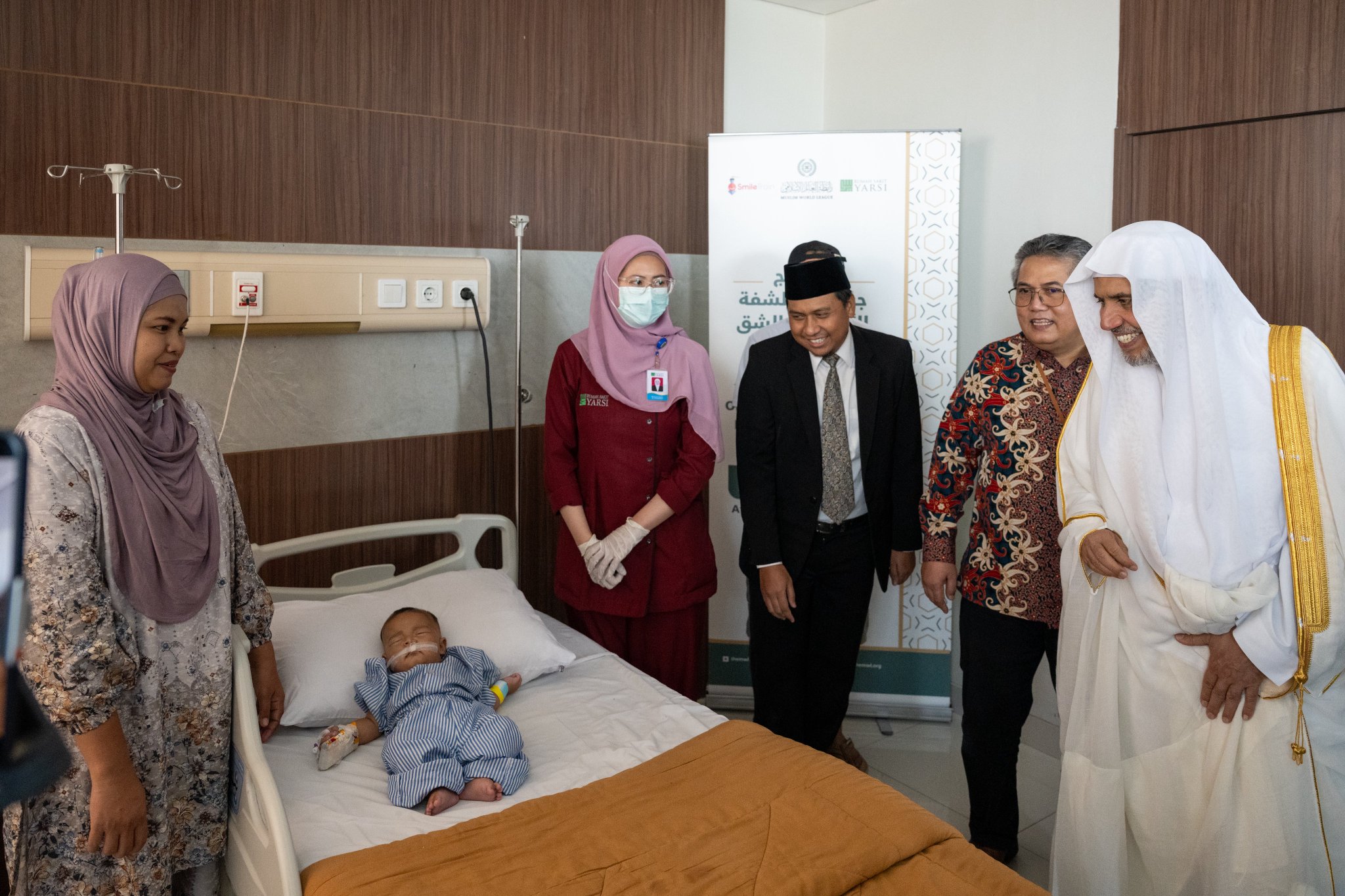 ‏تفقد معالي الأمين العام لرابطة العالم الإسلامي، رئيس هيئة علماء المسلمين، فضيلة الشيخ د. ⁧‫محمد العيسى‬⁩ ⁦‪‬⁩، عدداً من البرامج الصحية للرابطة في المستشفيات الإندونيسية "