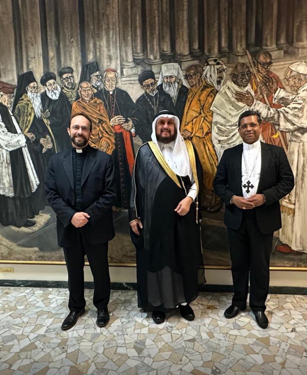 به نمایندگی از جناب دبیرکل، و رئیس انجمن علمای مسلمان، آقای دکتر شیخ محمد العیسی ، امروز مشاور و نماینده هماهنگ‌کننده سازمان همبستگی جهان اسلام در واتیکان، جناب آقای دکتر عبدالعزیز سرحان، در مراسم تحلیف پاپ جدید واتیکان، لئون چهاردهم، شرکت کرد