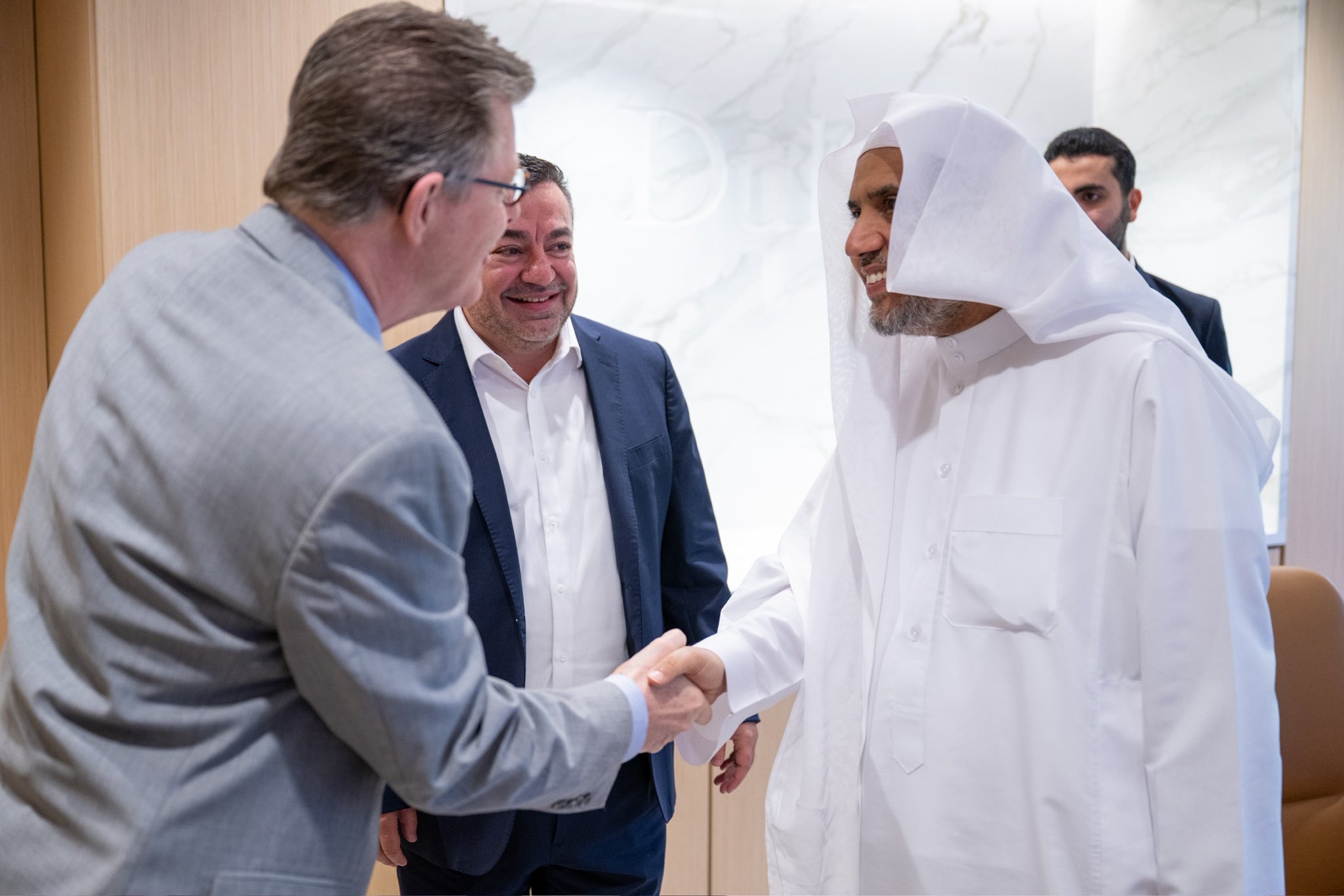 جناب دبیرکل و رئیس انجمن علمای مسلمان، آقای دکتر شیخ محمد العیسی ، با رئیس دانشگاه دوک آمریکا، دکتر وینسنت پرایس دیدار کرد.  دکتر پرایس از حضور این‌جناب بزرگوار ‌ در دانشگاه استقبال کرده و قدردان پاسخ ایشان به دعوت دانشگاه برای سخنرانی، برگزاری نشست‌ها و گفت‌وگو با اعضای دانشگاه بود