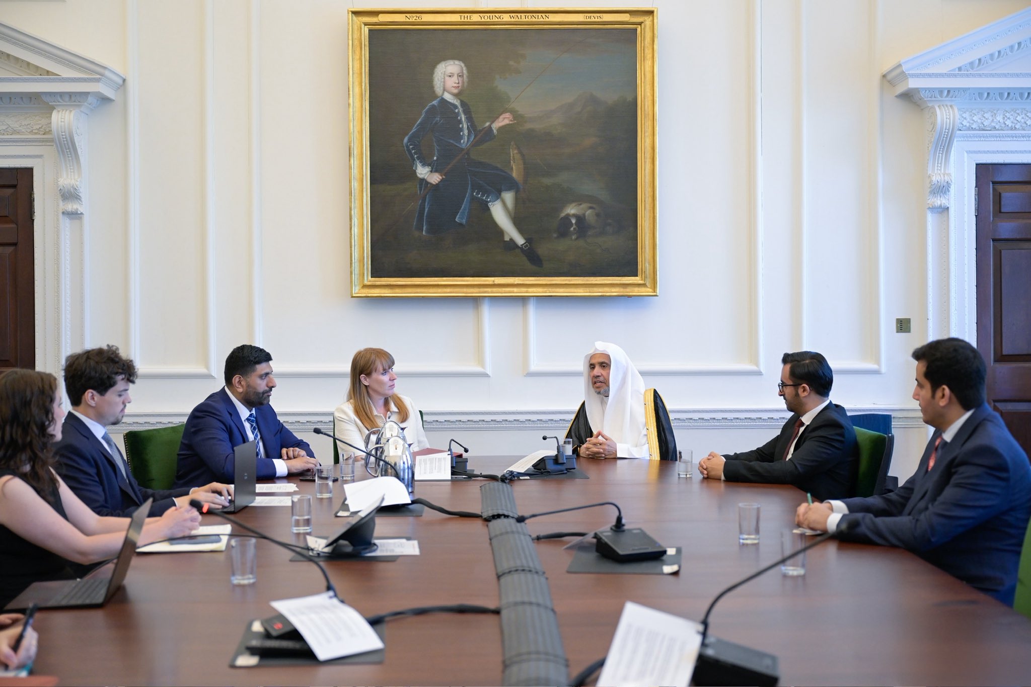 التقَتْ نائبة رئيس الوزراء البريطاني، السيدة أنجيلا راينر، معالي الأمين العام، رئيس هيئة علماء المسلمين، فضيلة الشيخ د.⁧‫محمد العيسى
