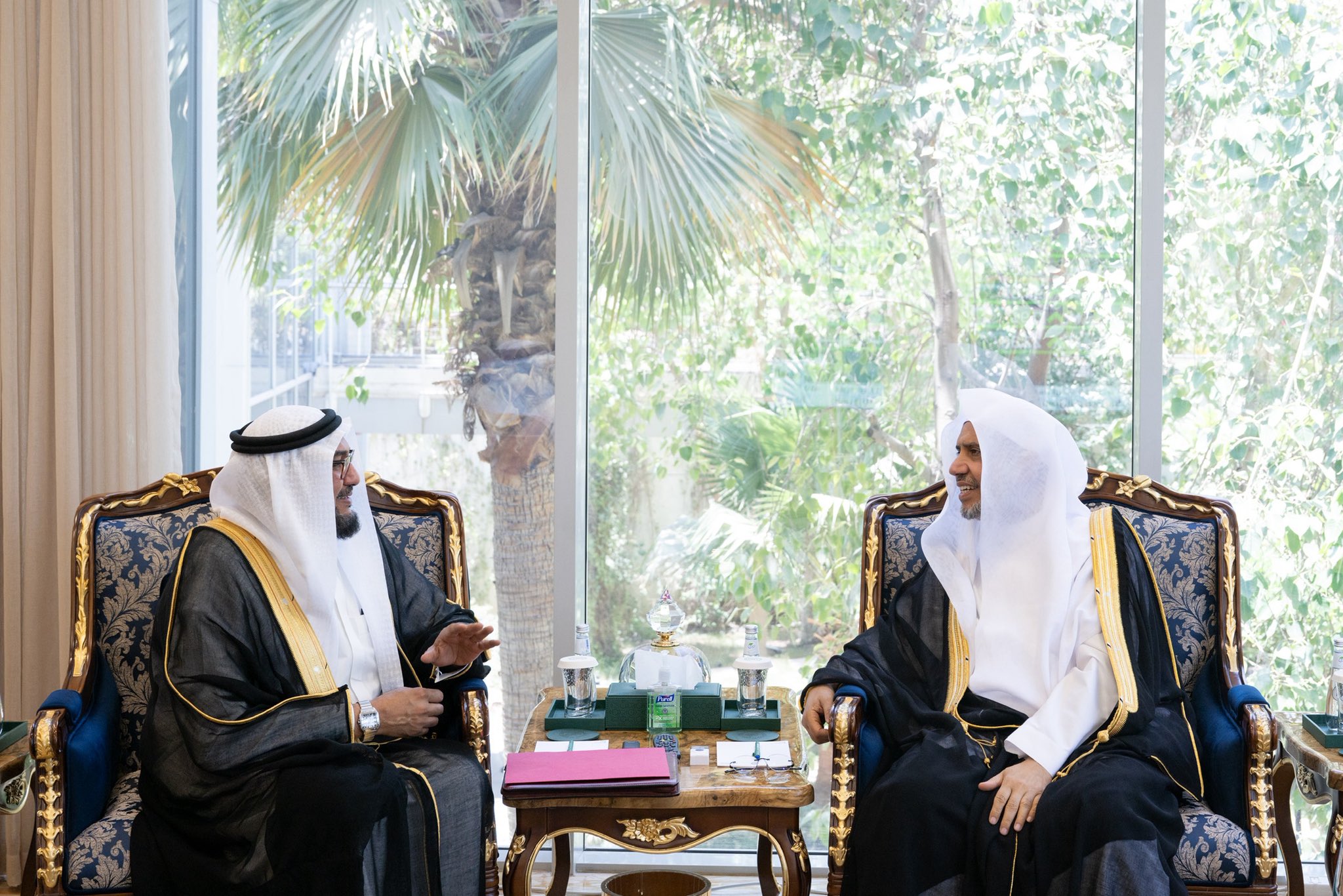 ‏التقى معالي الأمين العام، رئيس هيئة علماء المسلمين، فضيلة الشيخ د.⁧‫محمد العيسى‬⁩ ⁦‬⁩، في مكتبه ظهر اليوم، معاليَ الشيخ المحفوظ بن بيّه، الأمين العام لمنتدى أبو ظبي للسِّلم، الذي سلَّم لفضيلته رسالةً خطيةً من معالي الشيخ عبد الله بن بيه، رئيس مجلس الإمارات العربية المتحدة للإفتاء الشرعي، رئيس منتدى أبو ظبي للسِّلم، تتعلق بتأكيد سماحته على أهميةِ تعزيز سُبُل التعاون المُشترك.
