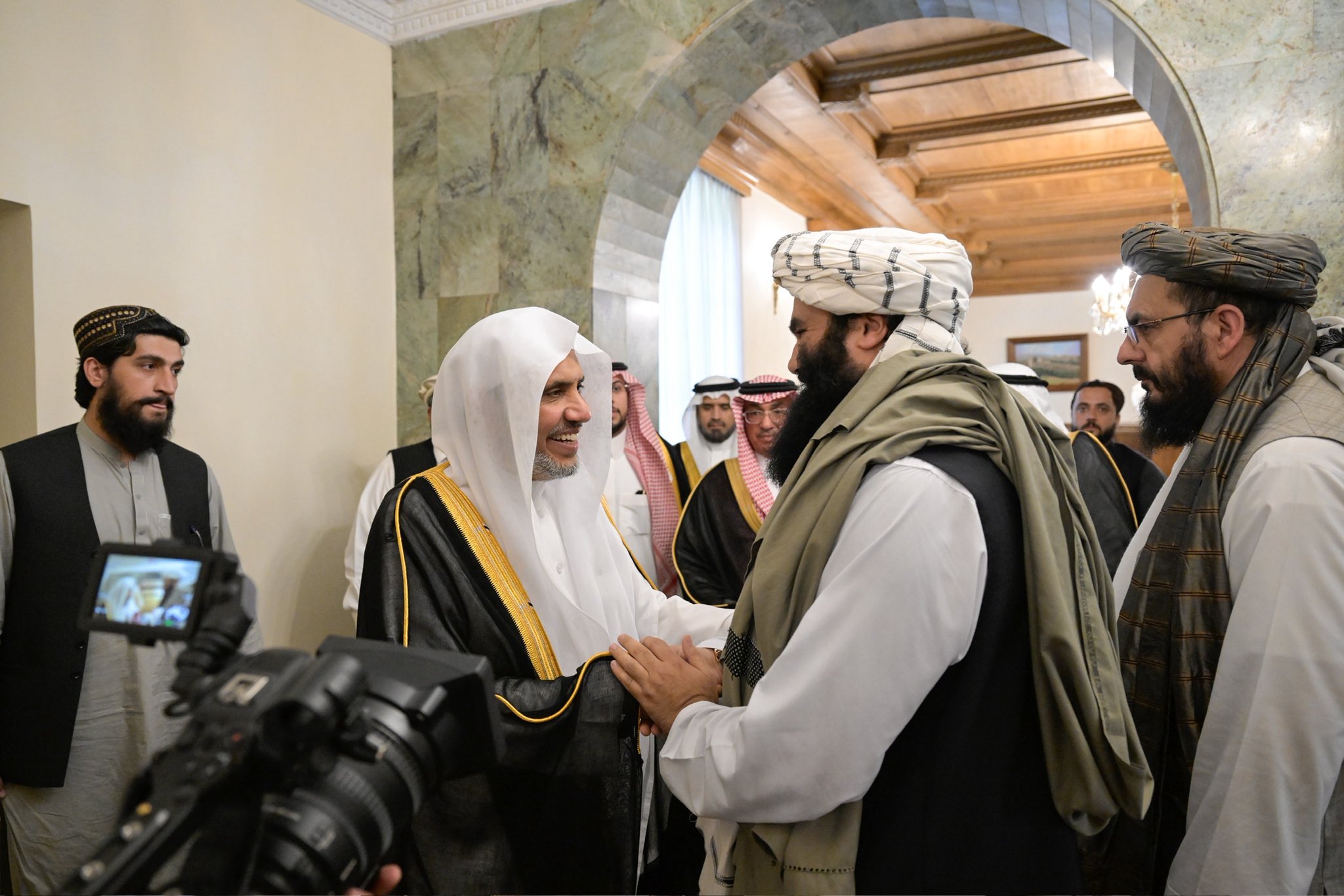 در قصر «شهار شنار»، جناب آقای دکتر شیخ محمد العیسی ، دبیرکل سازمان همبستگی جهان اسلام و رئیس انجمن علمای مسلمان، با جناب وزیر کشور افغانستان، خلیفه سراج‌الدین حقانی