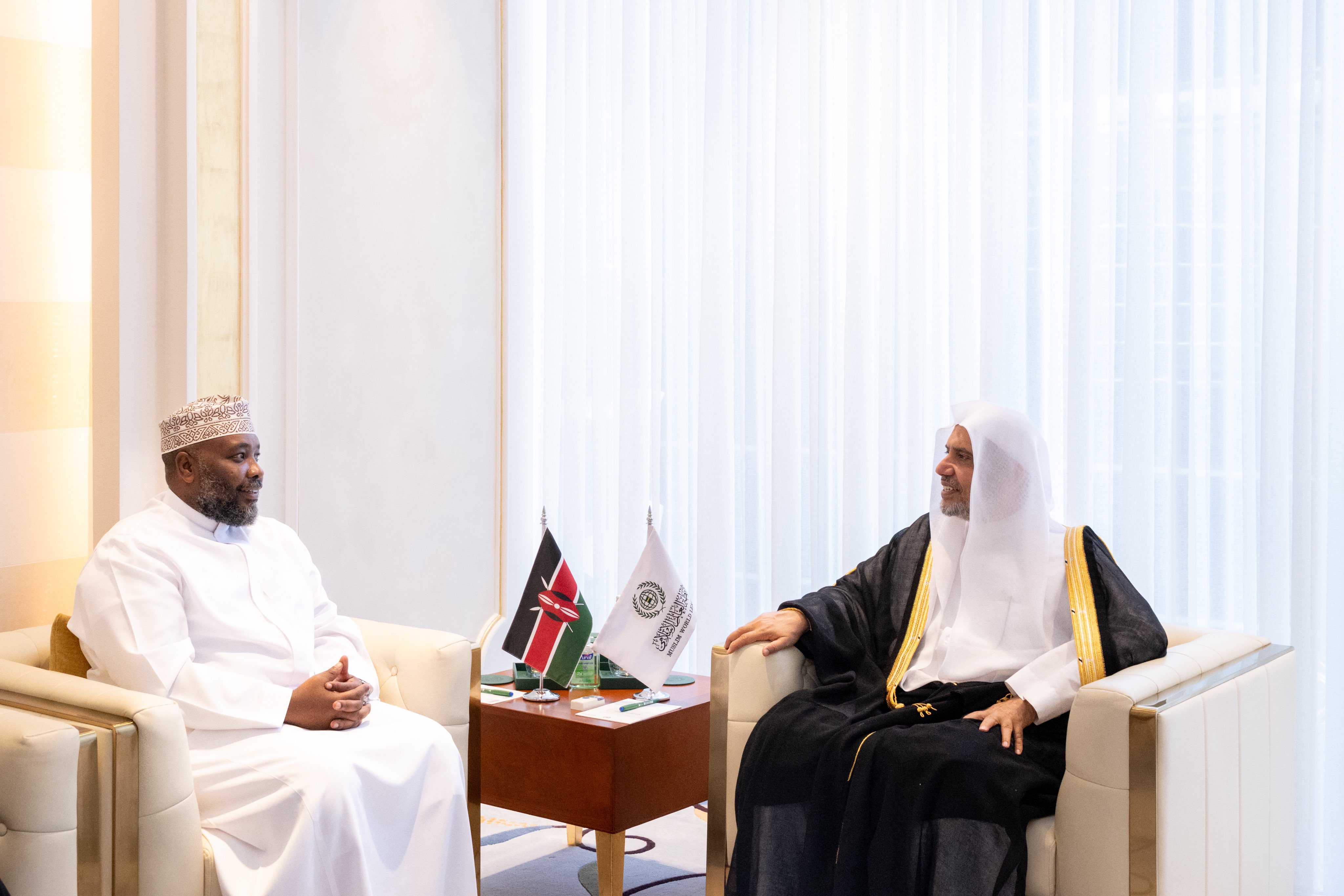 ‏استقبلَ معالي الأمين العام، رئيس هيئة علماء المسلمين، فضيلة الشيخ د.⁧‫محمد العيسى‬⁩‬⁩ سعادةَ سفير جمهورية كينيا لدى المملكة العربية السعودية، السيد محمد رمضان روانكيه