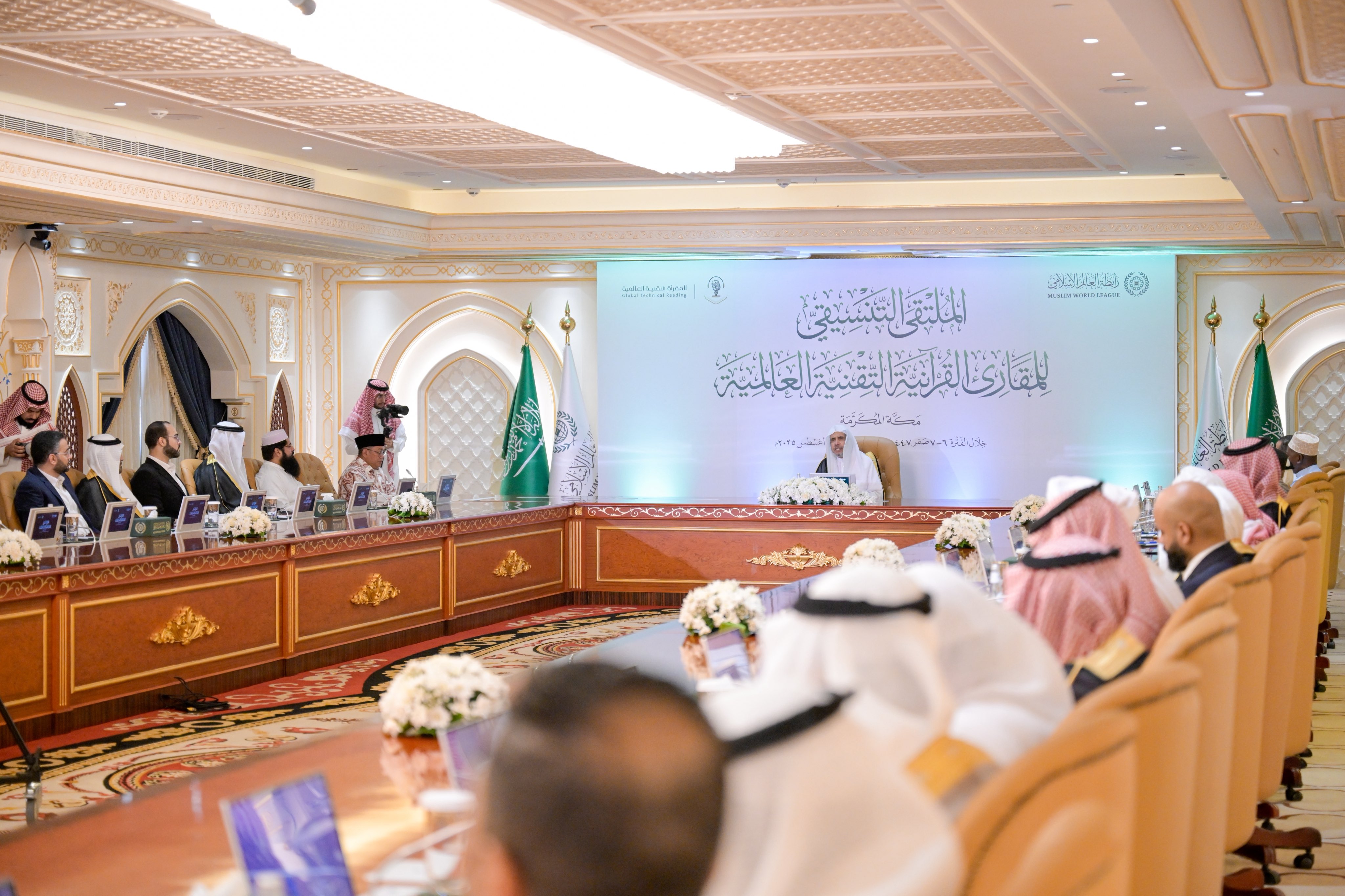 خدمةً لكتابِ اللهِ الكريم؛ اجتمعت نخبةٌ من العلماءِ المختصين، والباحثين، والممارسين لإقراء القرآنِ الكريم وتعليمه، إلى جانب ممثلي خمسين مقرأةً قرآنيةً تقنيةً عالميّةً، تُجسِّد جهودًا متقدّمةً في الإقراء عن بُعد، عبر تقنيات الاتصال الحديثة