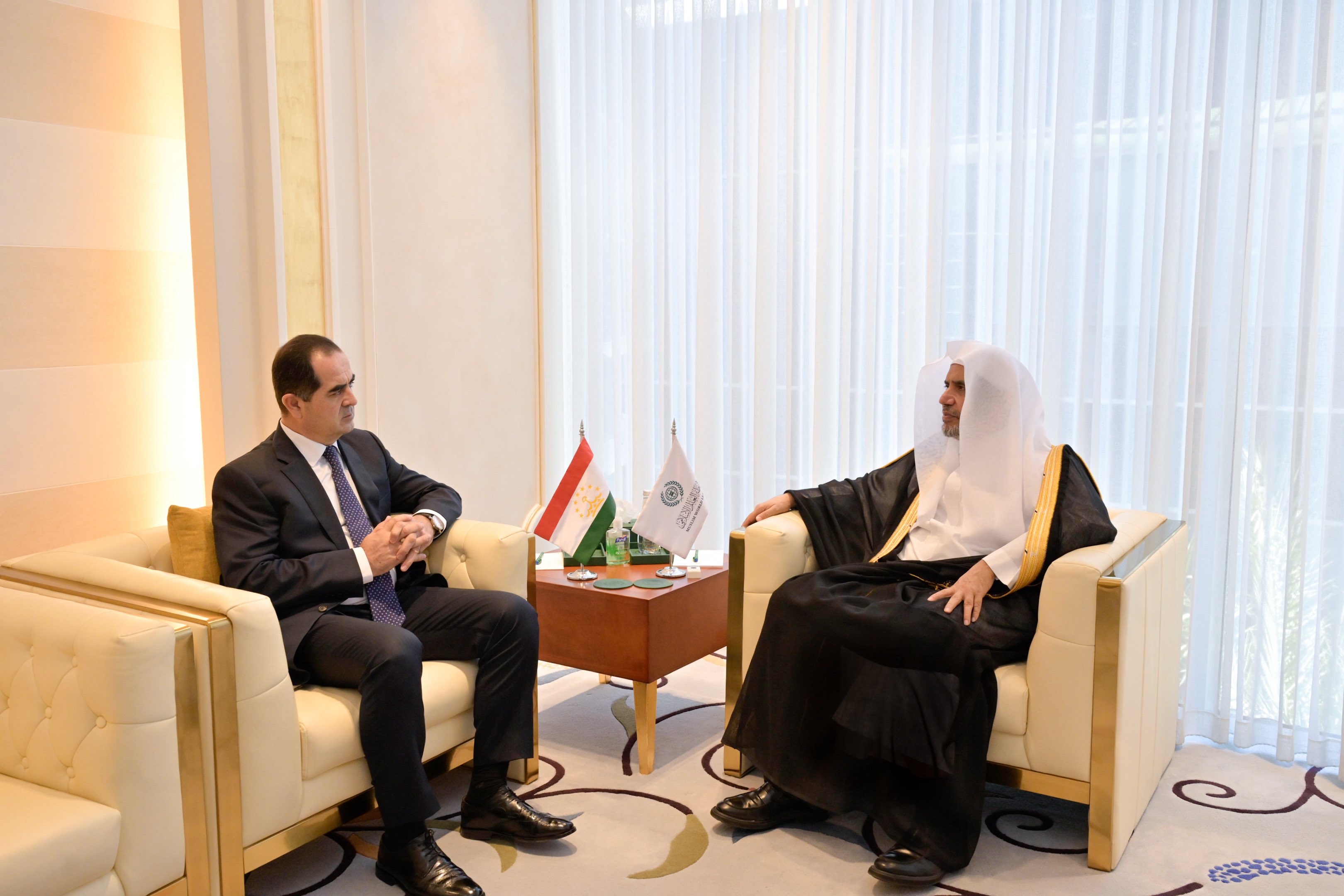 ‏استقبلَ معالي الأمين العام، رئيس هيئة علماء المسلمين، فضيلة الشيخ د.⁧‫محمد العيسى‬⁩‬⁩، في مكتبه، ظُهرَ اليوم، سعادةَ سفير جمهورية طاجيكستان لدى المملكة العربية السعودية، السيد أكرم كريمي. ‏وجرى خلال اللقاءِ مناقشةُ عددٍ من الموضوعات ذات الاهتمام المُشترَك.