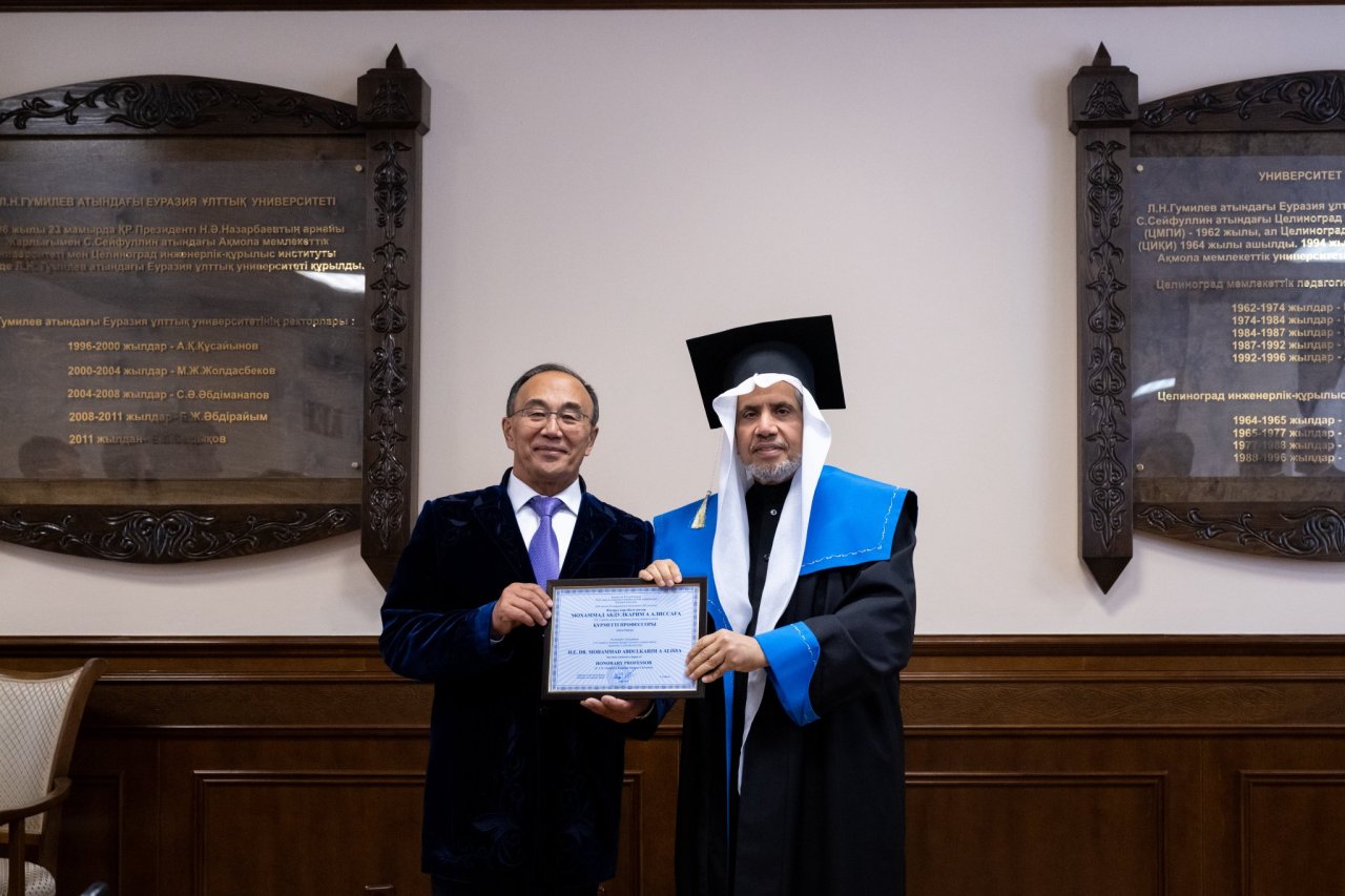 ‏الشيخ د.⁧‫محمد العيسى‬⁩ ‬⁩ يُحاضِرُ في جامعة أستانا الوطنية عن: "التّحولات الفكرية المعاصرة"