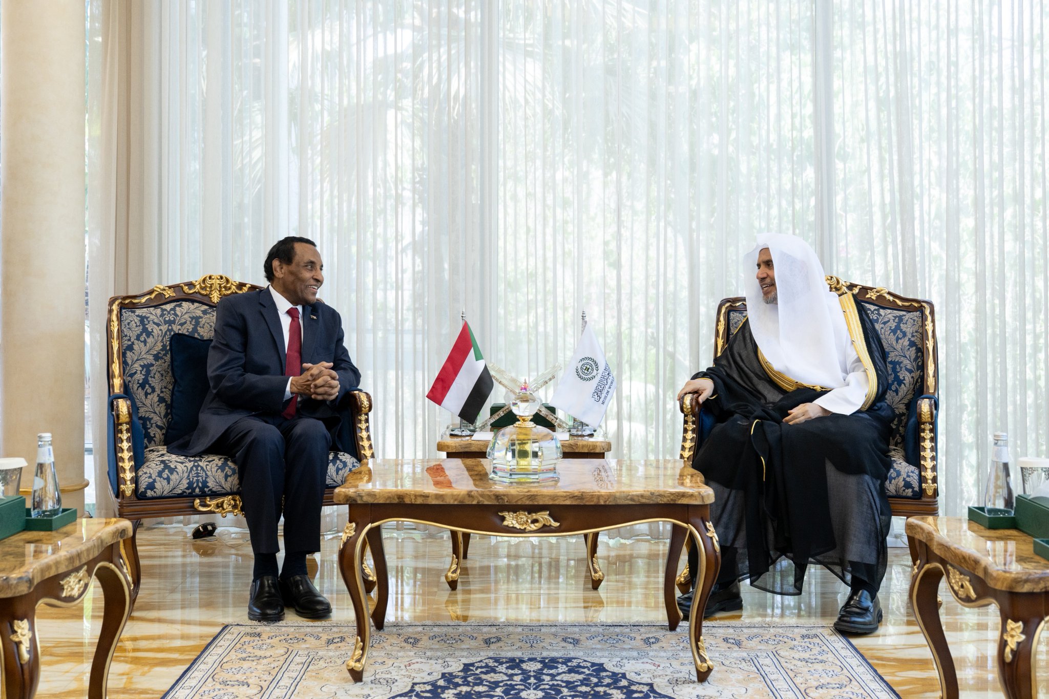 استقبل معالي الأمين العام، رئيس هيئة علماء المسلمين، فضيلة الشيخ د.⁧‫محمد العيسى‬⁩ ⁦‬⁩، في فرع الرابطة بالرياض، دولةَ رئيس الوزراء بجمهورية السودان، البروفيسور كامل إدريس