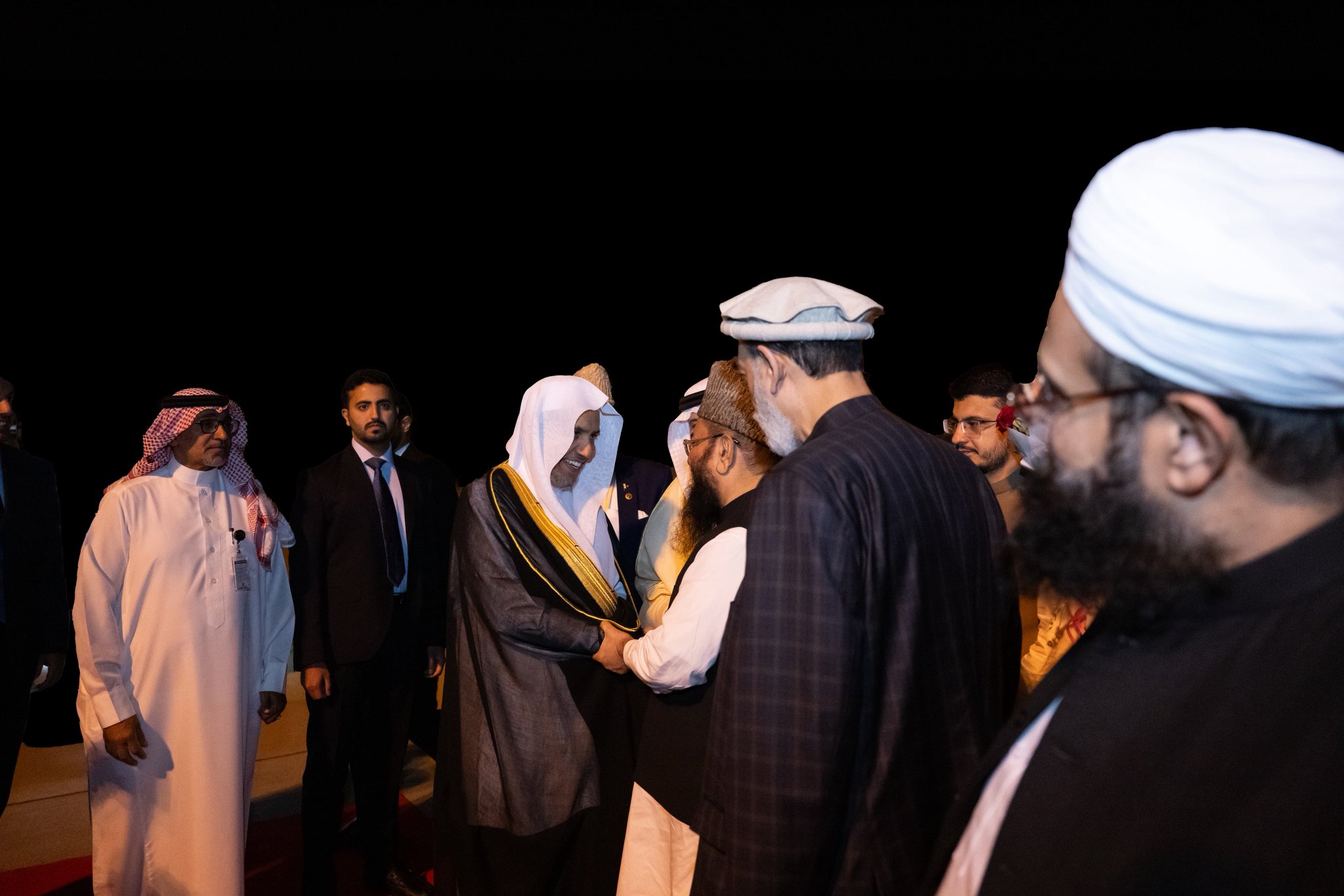 ‏مساء اليوم: ‏وصل معالي الأمين العام لرابطة العالم الإسلامي، رئيس هيئة علماء المسلمين، فضيلة الشيخ د. ⁧‫محمد العيسى‬⁩ ‬⁩، إلى العاصمة الباكستانية "إسلام آباد"، حيث سيعقد عددًا من اللقاءات الحكومية، مع لقاءات وخطابات في البرلمان، ومجلس الشيوخ، والمحكمة العليا، إضافةً إلى افتتاح الملتقى الثاني لعلماء باكستان بعنوان: "تنسيق المواقف ووحدة الكلمة". ‏ وكان في استقبال فضيلته عددٌ من كبار العلماء والشخصيات الوزاريّة والبرلمانيّة.