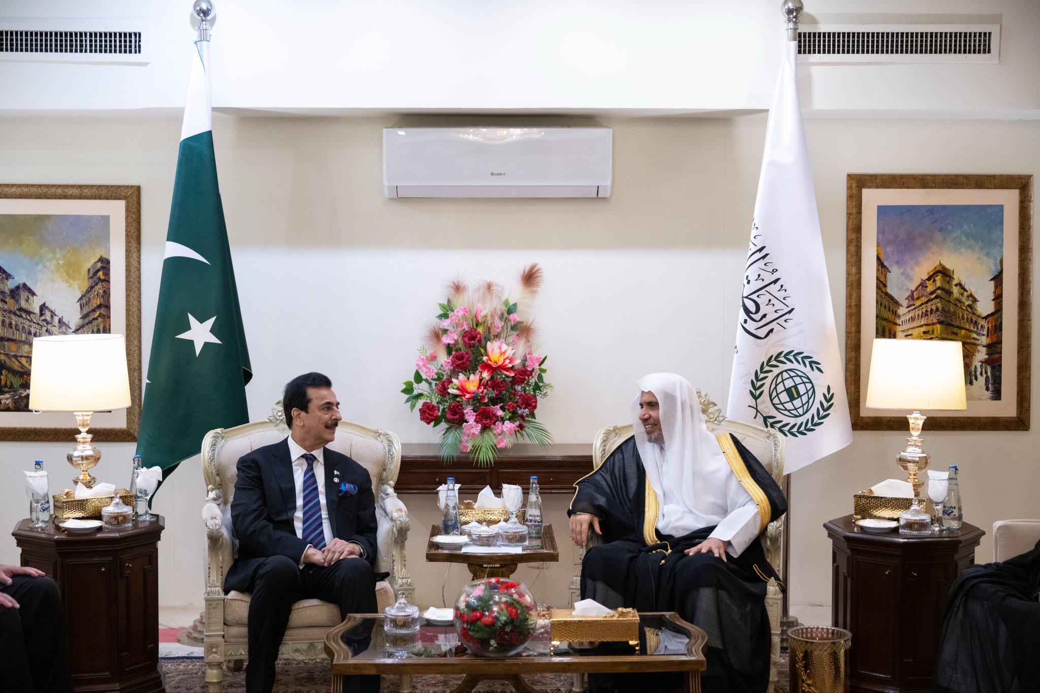 جناب دبیرکل سازمان همبستگی جهان اسلام و رئیس انجمن علمای مسلمان، آقاي دکتر شيخ محمد العیسی، با نخست‌وزیر و رئیس مجلس سنای پاکستان، آقای یوسف رضا گیلانی دیدار کرد