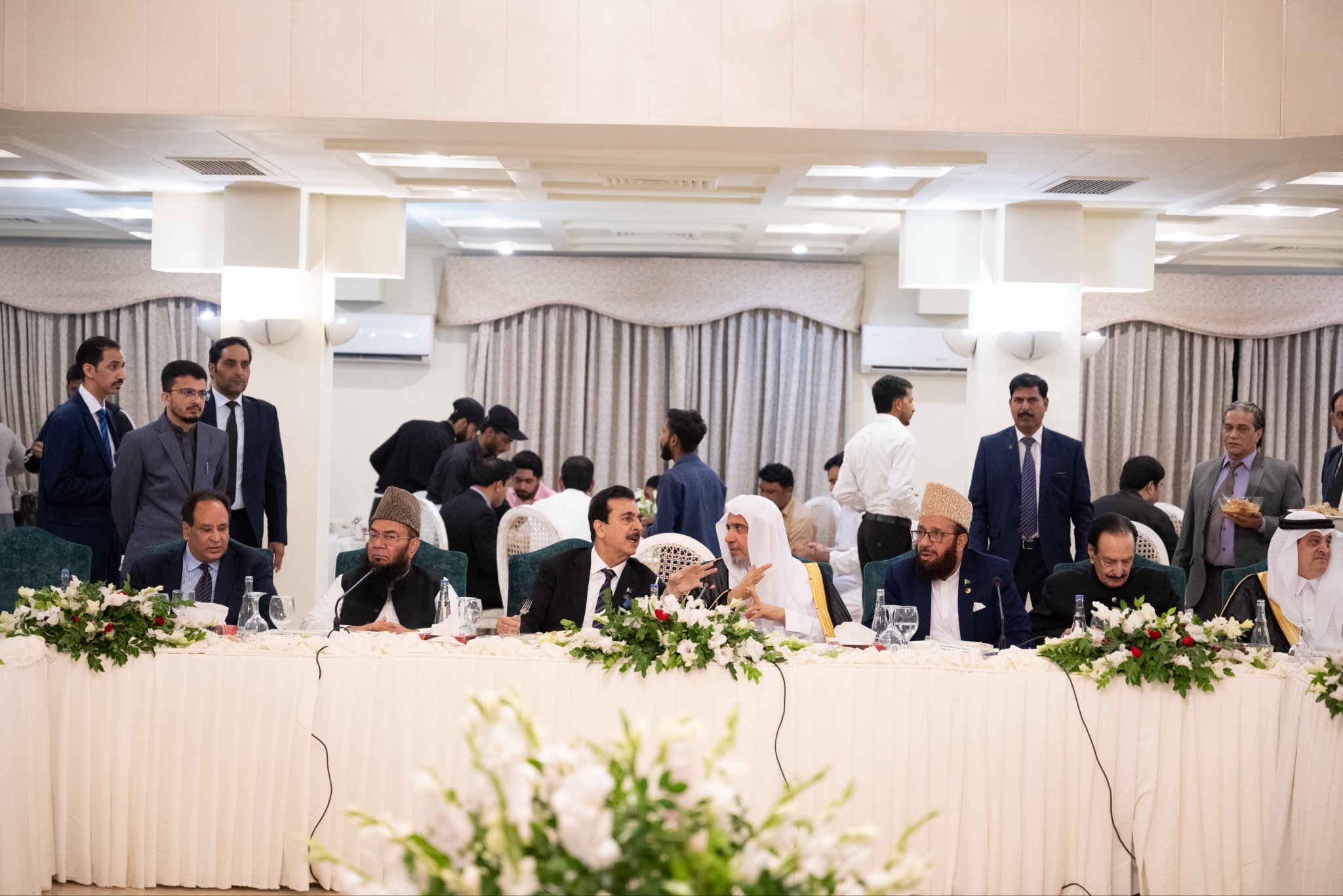 علمای جمهوری اسلامی پاکستان به افتخار جناب دبیرکل، رئیس انجمن علمای مسلمان، آقاي دکتر شيخ محمد العیسی، و به مناسبت سفر ایشان به پایتخت اسلام‌آباد، که در آن جمعی از شخصیت‌های بلندپایه وزارتی، پارلمانی و دیپلماتیک دعوت شدند ضیافت شامی برگزار کردند.
