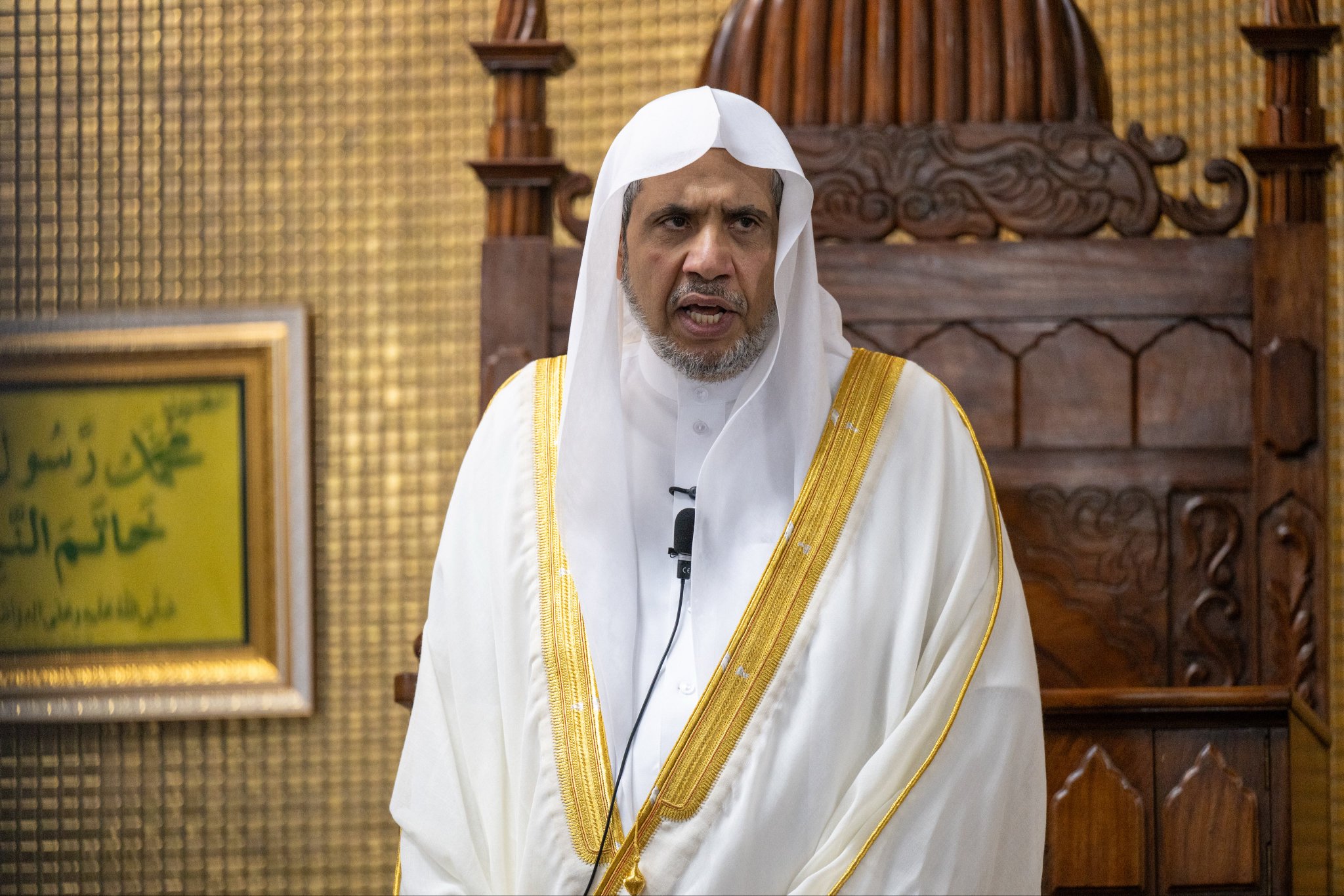 ‏معالي الأمين العام، رئيس هيئة علماء المسلمين، فضيلة الشيخ د.⁧‫محمد العيسى‬⁩ ⁦‬⁩، يخطُب الجمعةَ من على منبر جامع: "البرلمان"، و"مجلس الشيوخ"، بحضور الأعضاء، وحُكَّام بعض الولايات وعددٍ من الوزراءِ، وجمعٍ من المصلين