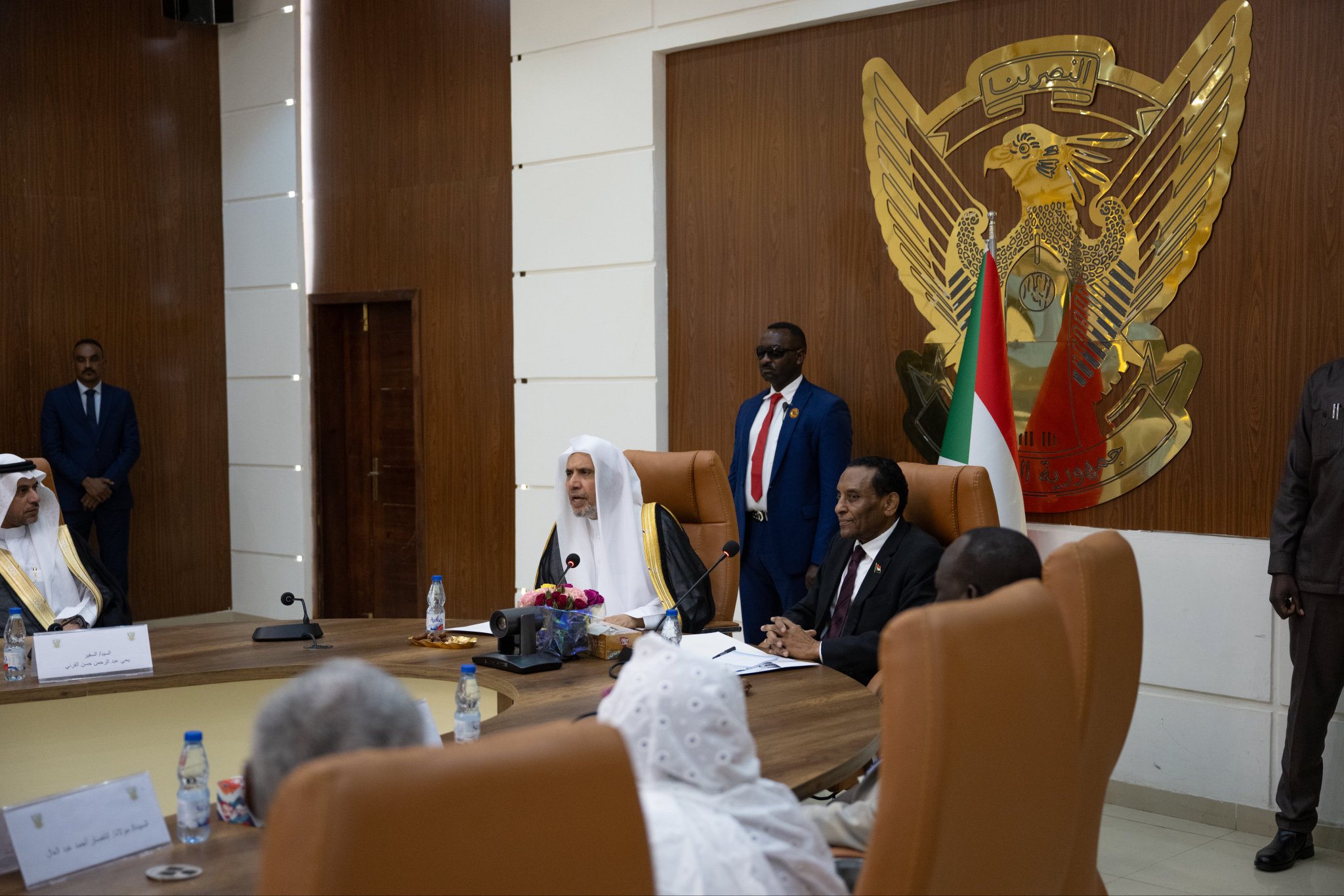 H.E. Prof. Kamil Idris, the Prime Minister of the Republic of Sudan, held a session of talks with H.E. Sheikh Dr. Mohammed Al-Issa, in the presence of members of the Council of Ministers and senior advisers at the Presidency of the Government.