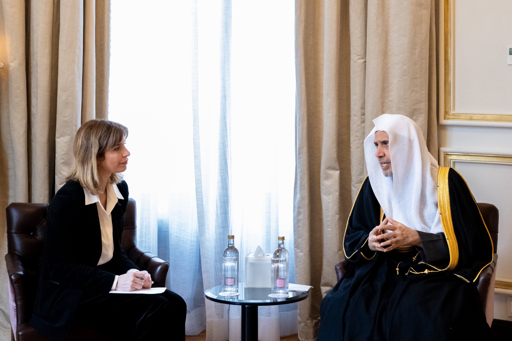 ظهر امروز: جناب دبیرکل، رئیس انجمن علمای مسلمان، اقاي دکتر شيخ محمد العیسی ، در محل اقامت خود در پایتخت اسپانیا «مادرید»، با نائب رئیس کمیته امور خارجی در اتحادیه اروپا و عضو حزب حاکم در اسپانیا، خانم «هنا جلول» دیدار کرد