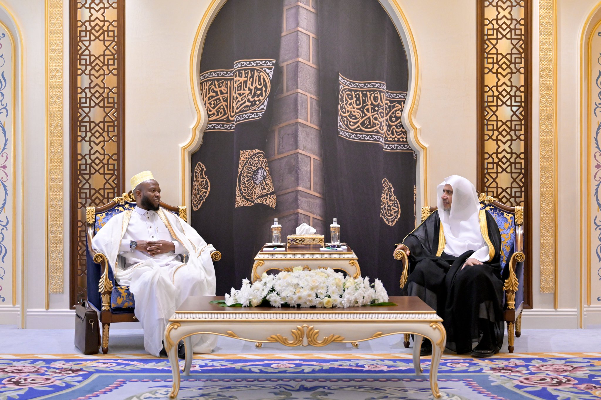 استقبل معالي الأمين العام، رئيس هيئة علماء المسلمين، فضيلة الشيخ د.⁧‫محمد العيسى‬⁩  ⁦‪‬⁩، في مكتبه بمكة المكرمة، سماحة الإمام الأكبر للشؤون الإسلامية، المفتي العام لجمهورية بروندي، الشيخ: ناياباغالو سالوم