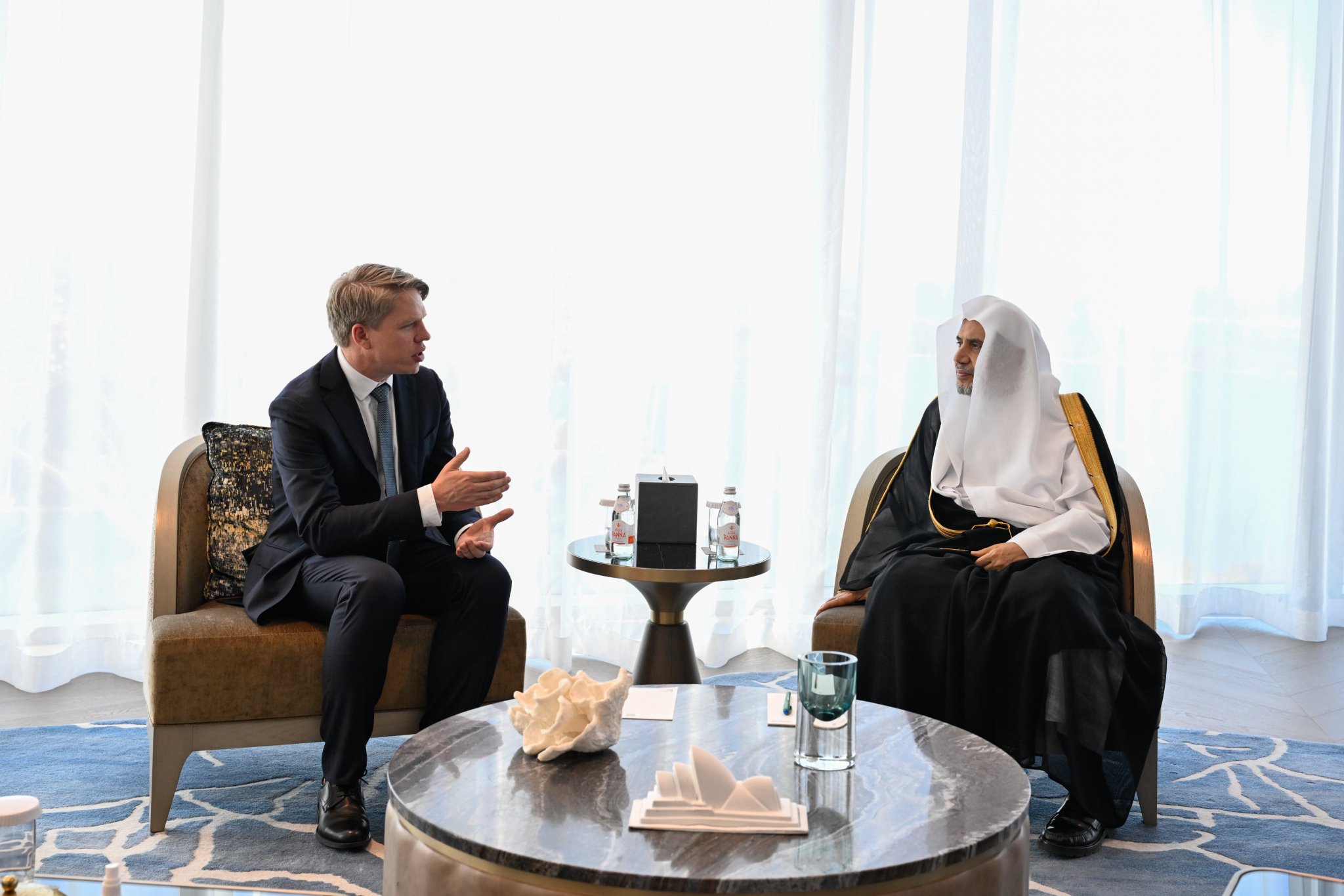 ‏استقبلَ معالي الأمين العام، رئيسُ هيئة علماء المسلمين، فضيلةُ الشيخ د.⁧‫محمد العيسى‬⁩ ⁦‬⁩، في مقرّ إقامته بمدينة "سيدني"، معالي الأمين العام للحزب الحاكم، حزب العمال، السيد بول إريكسون