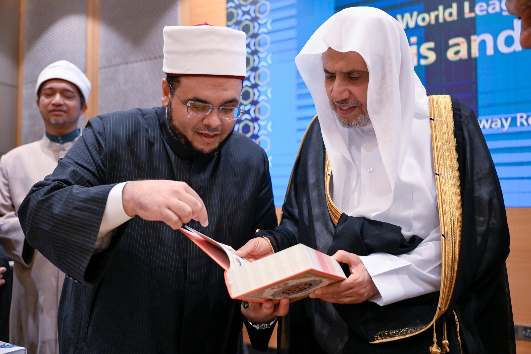 عقد معالي الأمين العام، رئيس هيئة علماء المسلمين، فضيلة الشيخ د.⁧‫محمد العيسى‬⁩ ‬⁩، في العاصمة الماليزية "كوالالمبور"، اجتماعًا مع كبار علماء ماليزيا من عموم الولايات، يتقدمهم سماحة الإمام الأكبر المفتي العام لماليزيا الشيخ: أحمد فواز بن فاضل