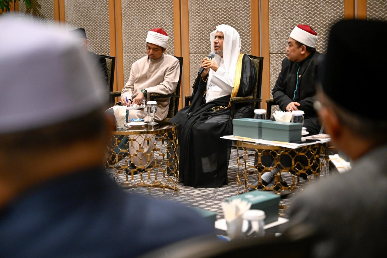 El Secretario General de la Liga del Mundo Islámico, Presidente del Consejo de Ulemas, el Sheij Dr. Mohammed bin Abdulkarim Al-Issa, reúne a los grandes ulemas de Malasia de todos los Estados