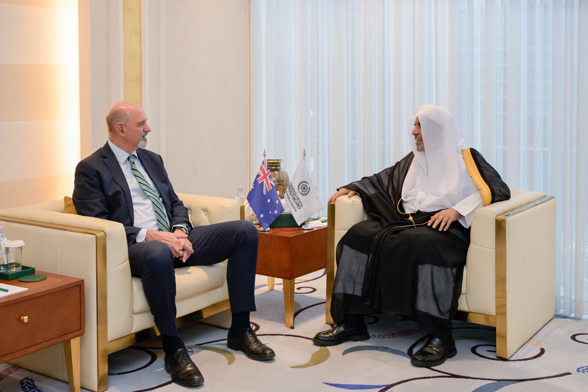 El Secretario General, Presidente del Consejo de Ulemas, el Sheij Dr. Mohammed Al-Issa , recibió esta tarde en Riad al Embajador de Australia ante el Reino de Arabia Saudita, el Sr. Miles Robert Armitage