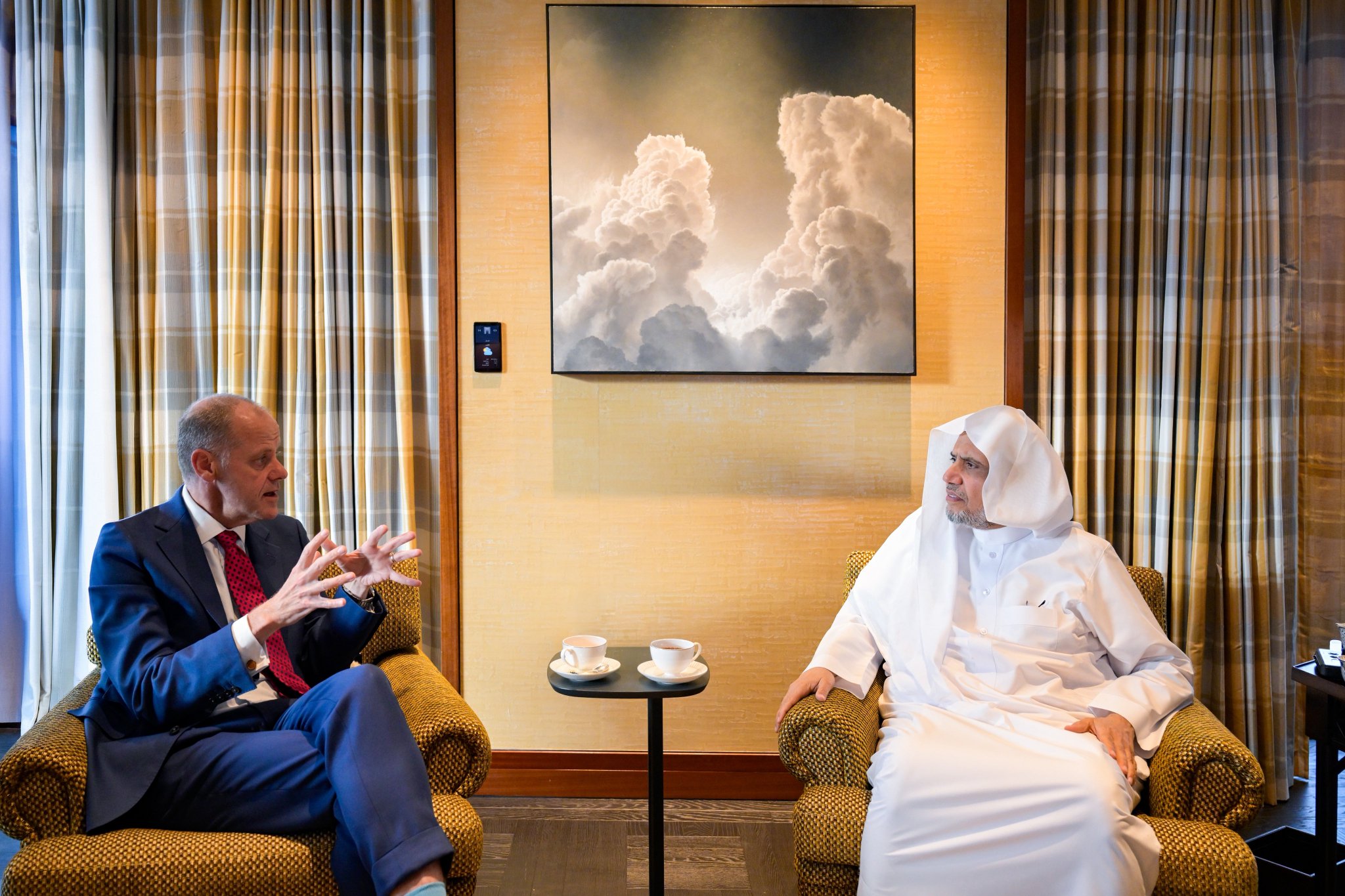 ‏استقبلَ معالي الأمين العام، رئيسُ هيئة علماء المسلمين، فضيلةُ الشيخ د.⁧‫محمد العيسى‬⁩‬⁩، في مقرّ إقامته، اللورد روسيل روك، واللورد جون ويلني، عُضوَي مجلس اللوردات في البرلمان البريطاني، والوفد المرافق لهما