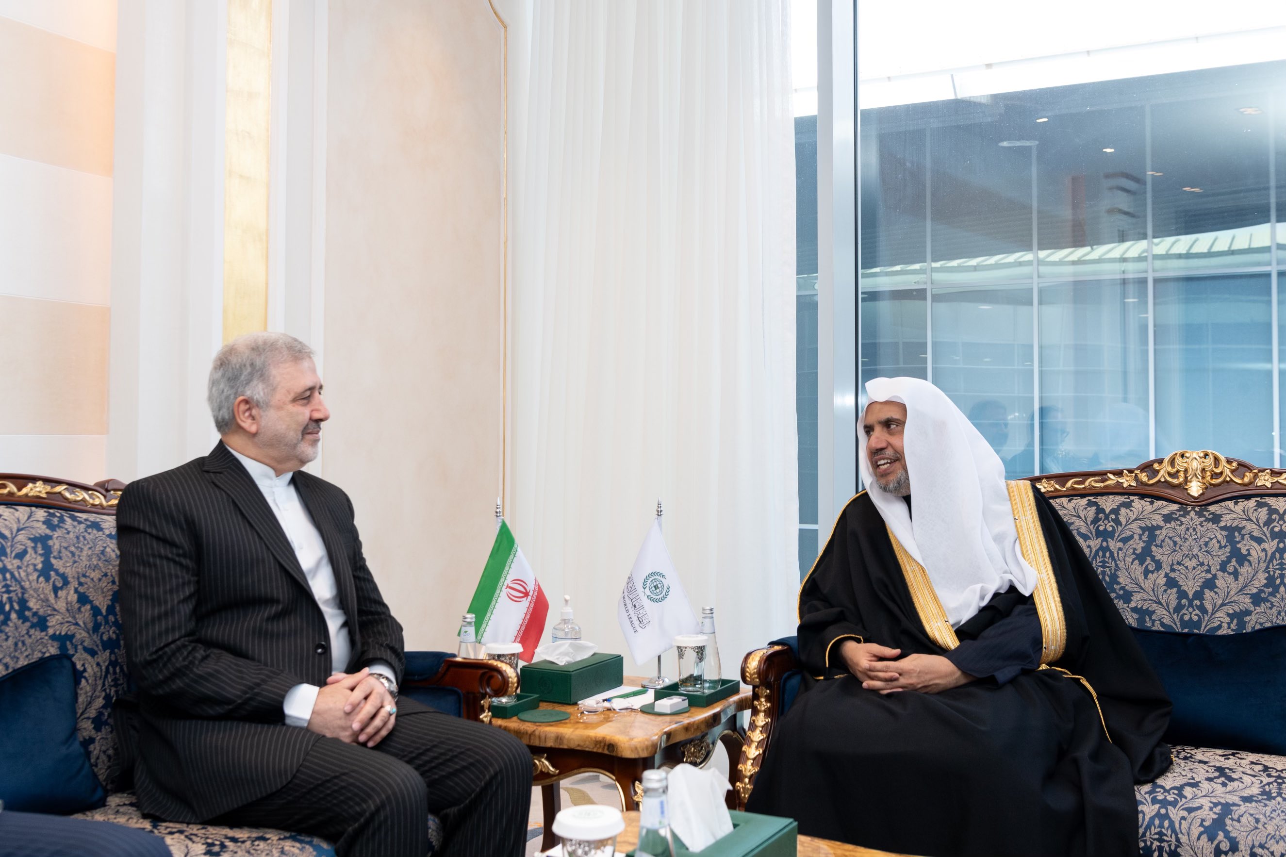دبیر کل و رئیس انجمن علمای مسلمان، آقای دکتر شیخ محمد العيسى  ، در دفتر مرکزی ریاض، از جناب بزرگوار سفیر جمهوری اسلامی ایران در عربستان سعودی، دکتر علی رضا عنایتی استقبال نمود