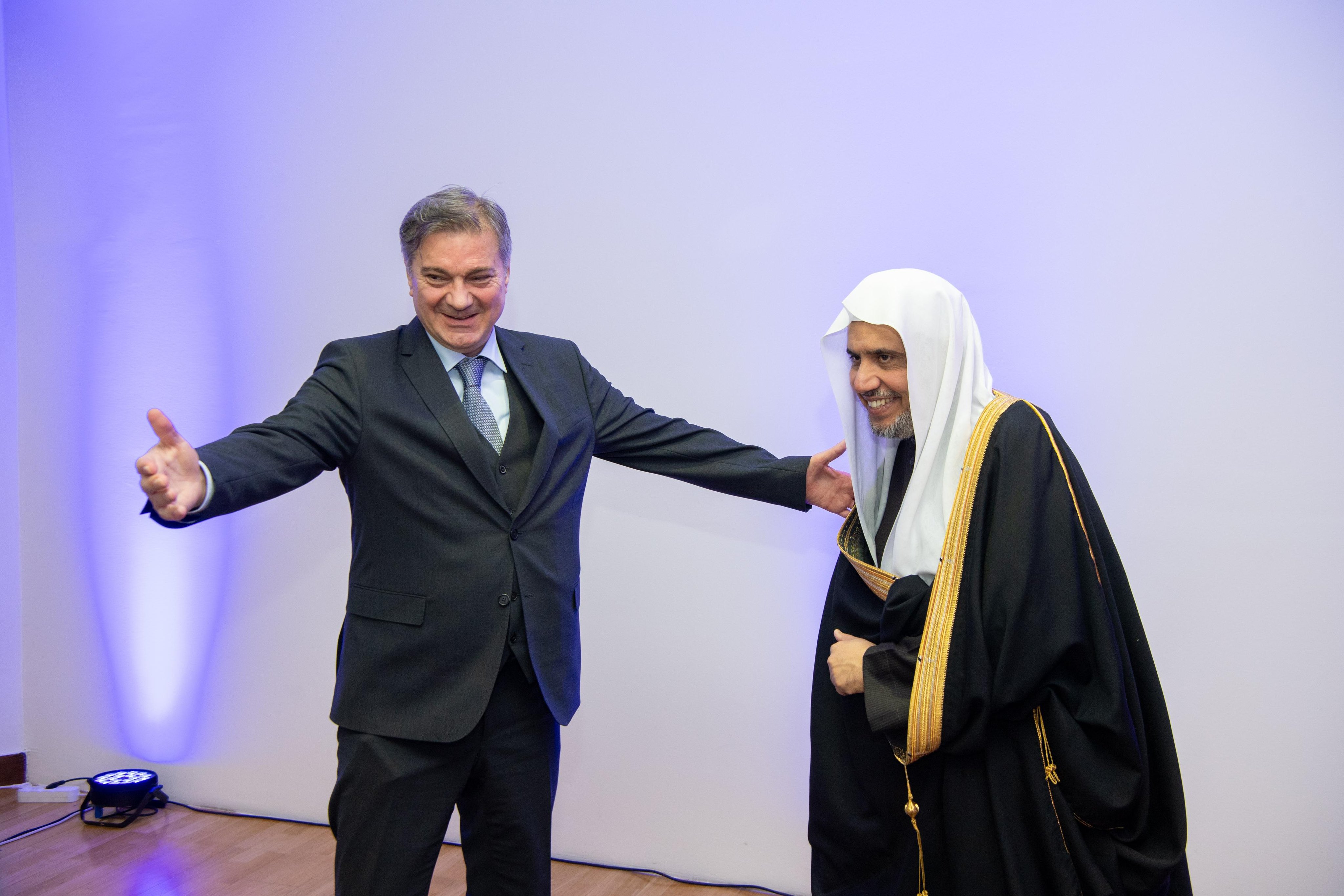 El SG, presidente de la Comisión de Ulemas Musulmanes, el Sheij Mohammed Al-Issa, se reunió en la sede del Parlamento en la capital Sarajevo con el actual presidente de la Cámara de Representanteso Sr. Denis Zvizdić.