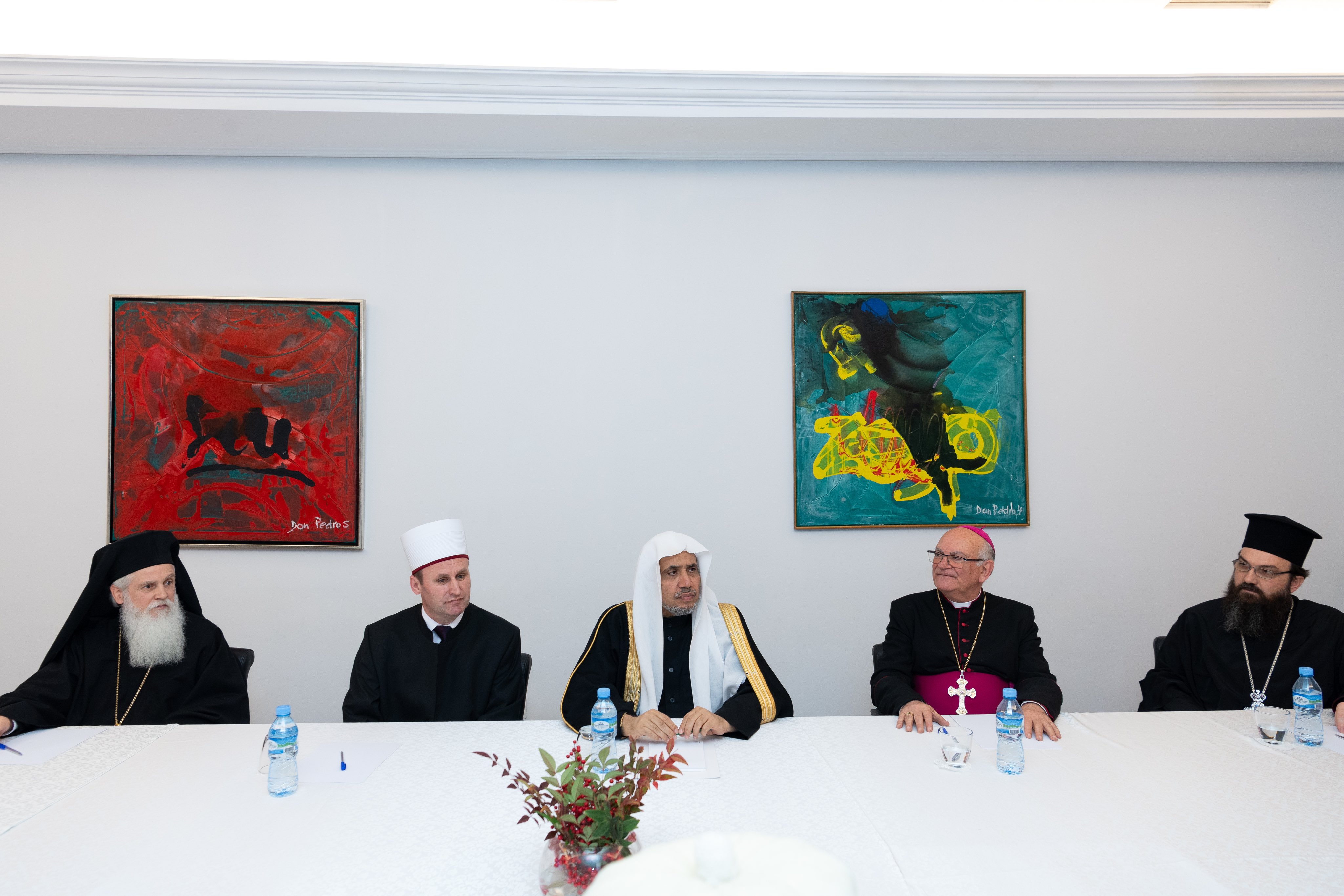 با وجود همزیستی ایده آل آنها؛  برای اولین بار در تاریخ آلبانی، همگی برای یک شام مشترک گرد هم آمدند: