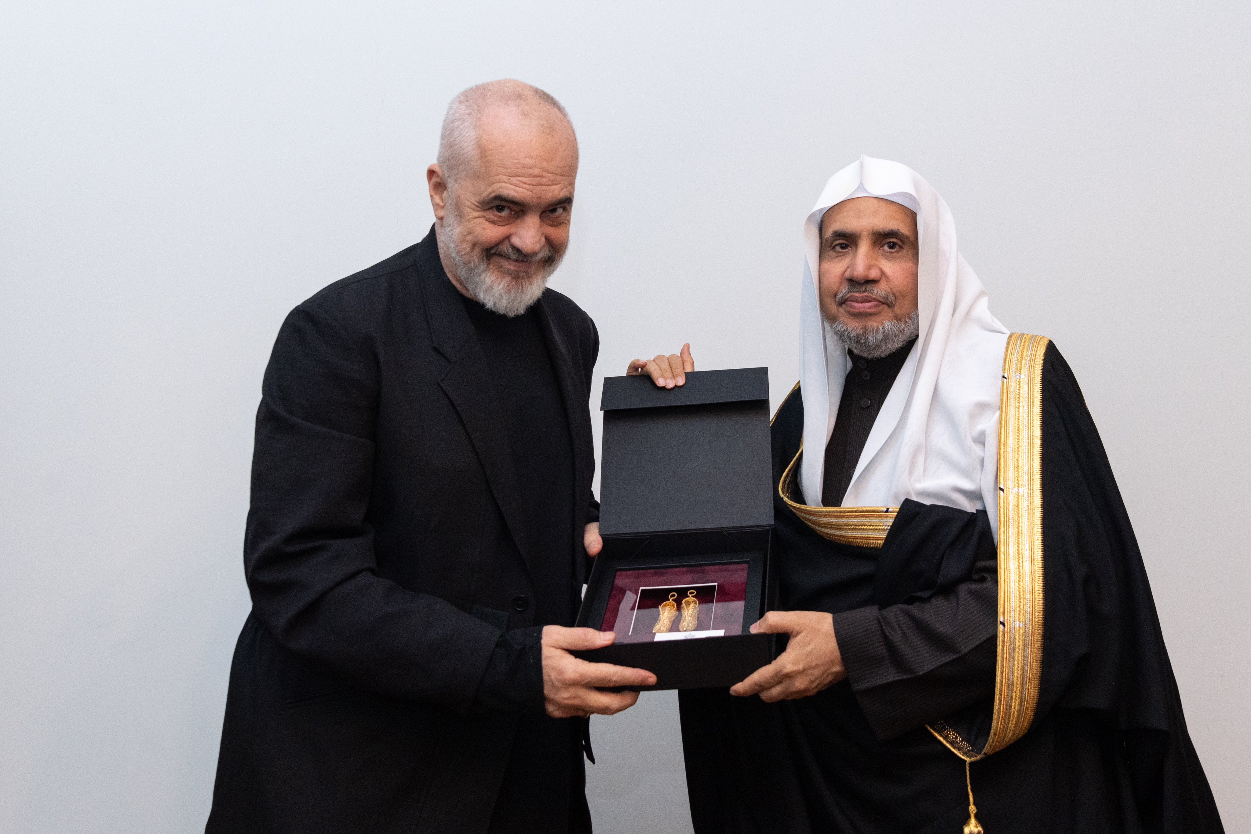 وی از این جناب بزرگوار استقبال کرد.. و از سازمان همبستگی دعوت نمود تا کنفرانسی بین المللی در تیرانا ترتیب دهد که از نیاز به تقویت پل های تفاهم و همکاری میان تمدن ها حمایت کند... به گونه ای که آگاهی جوامع گوناگون مذهبی، قومی و فرهنگی در سراسر 