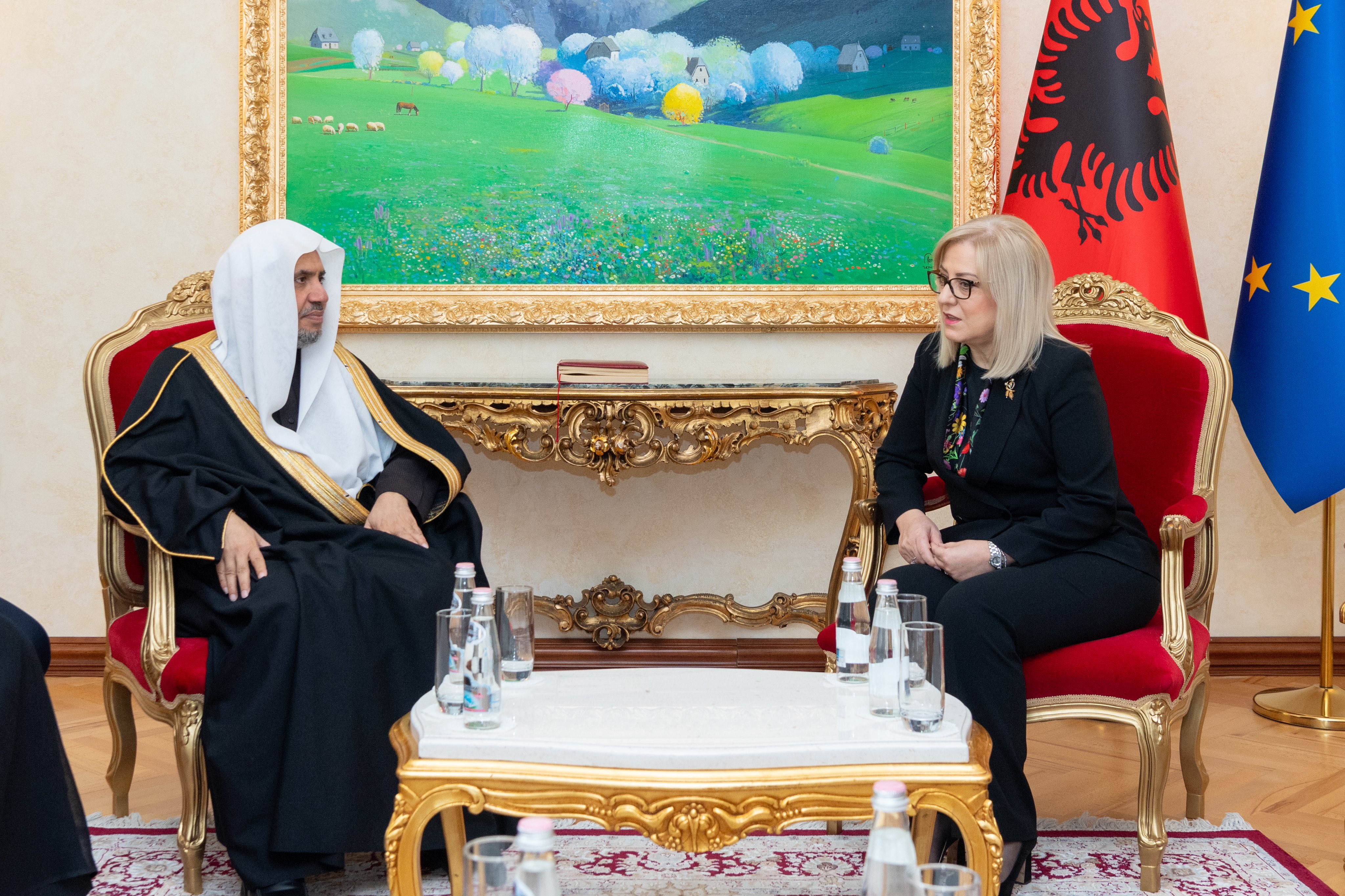 جناب دبیر کل، جناب شیخ دکتر محمد العیسی در مقر پارلمان در پایتخت تیرانا، با سرکار خانم لیندیتا نیکولا، رئیس پارلمان جمهوری آلبانی دیدار و گفتگو نمود