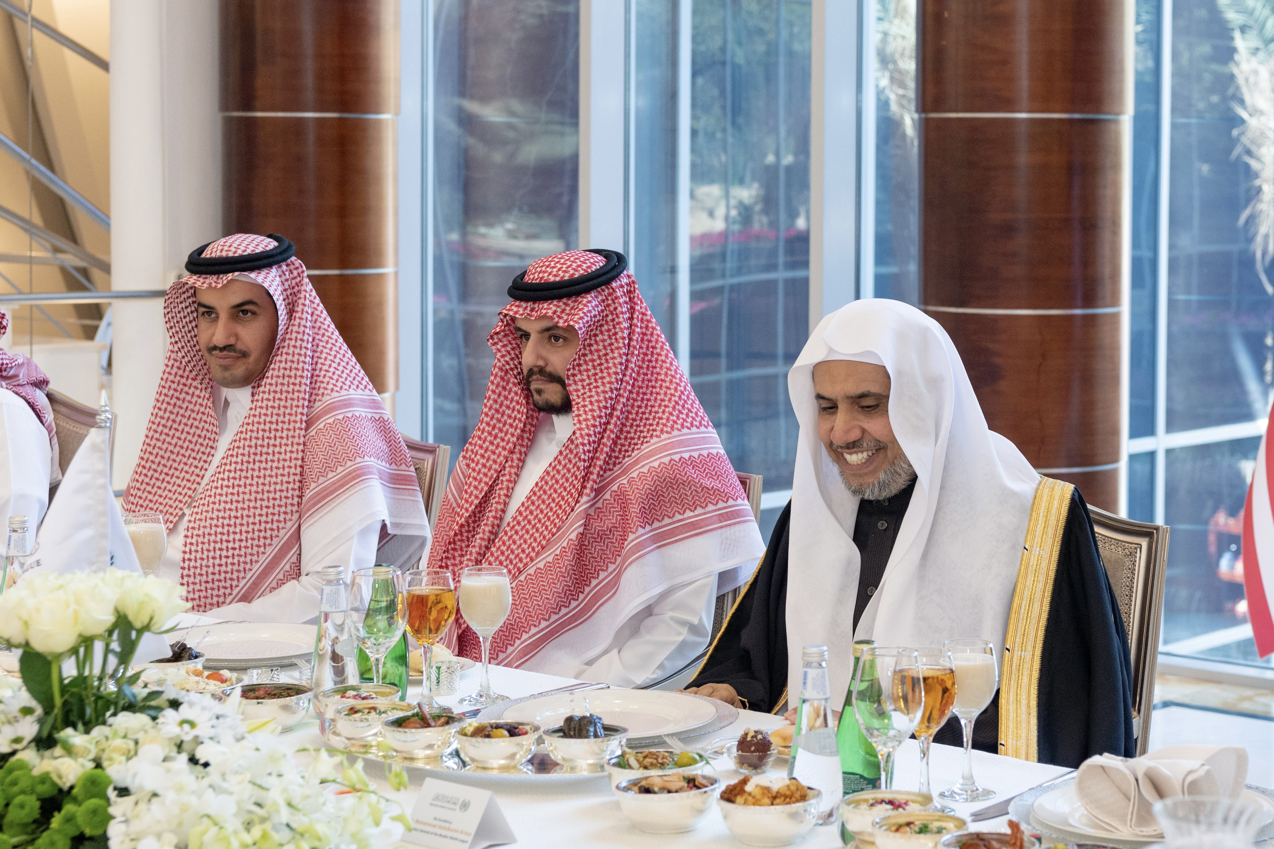 جناب دبیر کل و رئیس انجمن علمای مسلمان، آقای دکتر شیخ محمد العیسی در پایگاه فرعی سازمان همبستگی در ریاض با هیئتی از اعضای دموکرات مجلس نمایندگان آمریکا دیدار نمود