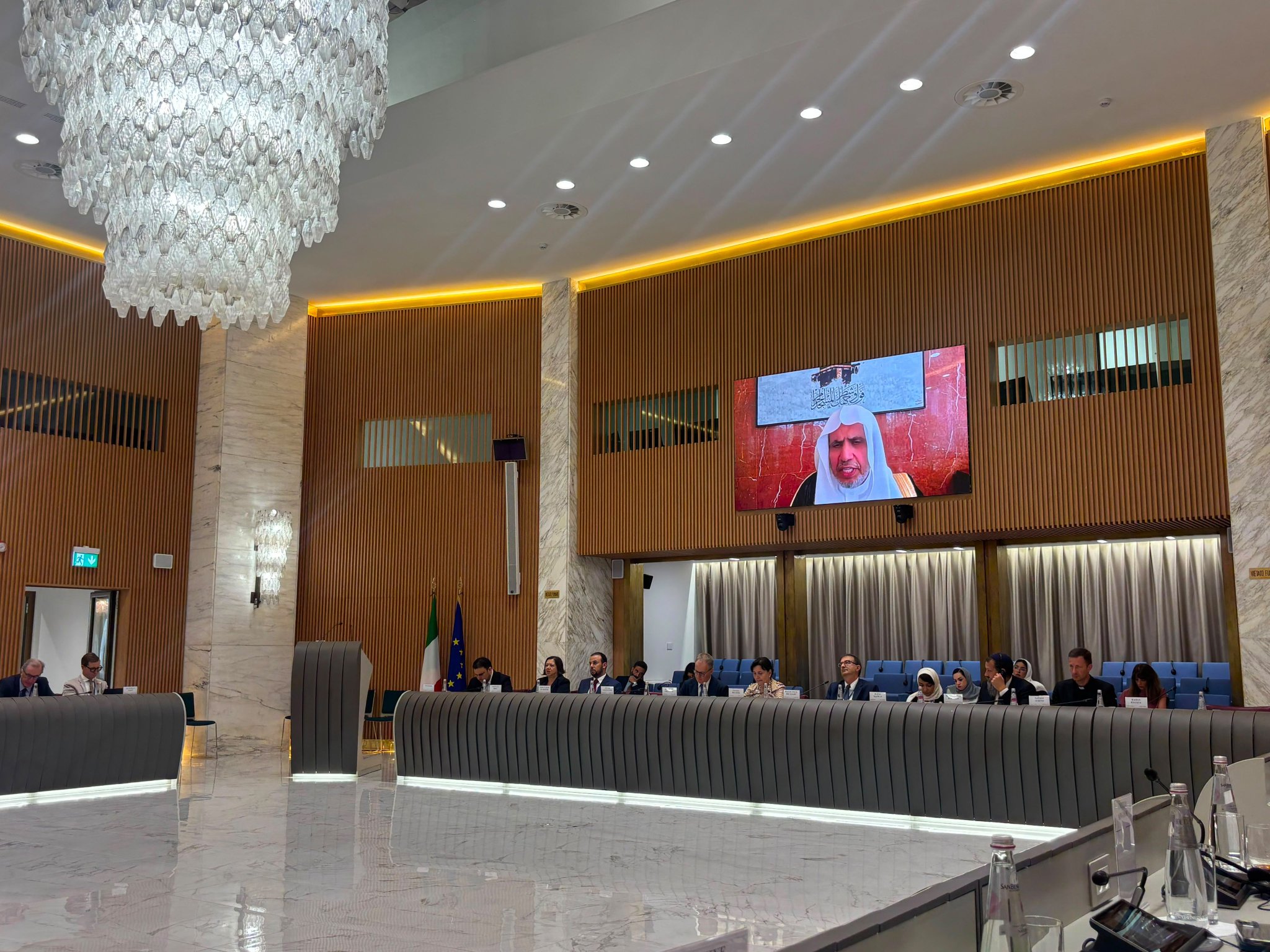 Anoche:  El Secretario General de la Liga del Mundo Islámico, Presidente del Consejo de Ulemas, el Sheij Mohammed Alissa, intervino por videoconferencia como orador principal en la reunión sobre el diálogo interreligioso, celebrada en la capital italiana, Roma, con el fin de aplicar las principales disposiciones del plan de paz para la región relativas al diálogo entre las religiones.  El SG representó al diálogo islámico, mientras que el diálogo cristiano estuvo representado por el cardenal Pierbattista Pi
