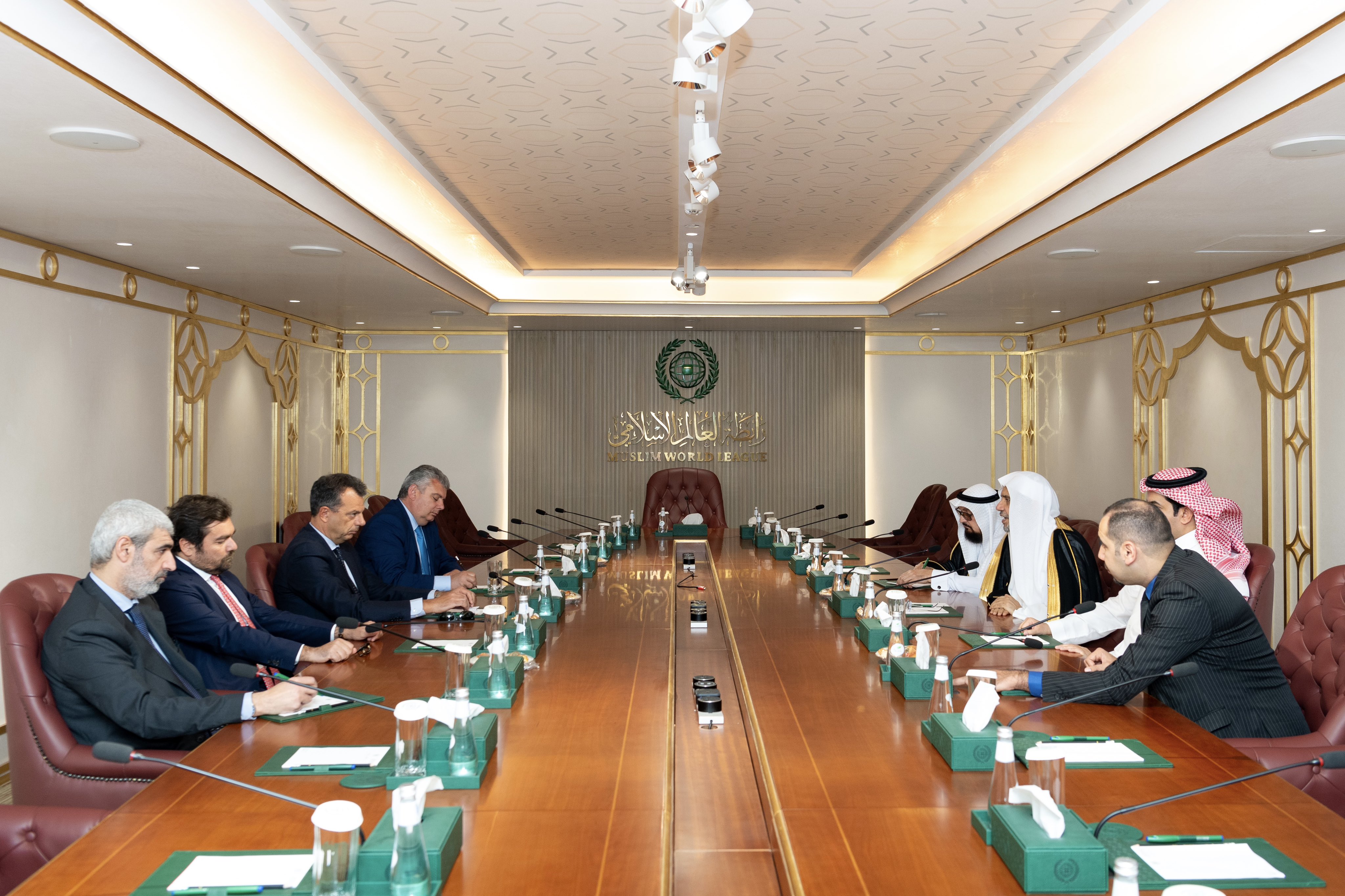 El Sheij Mohammed Al-Issa recibió esta tarde, en Riad, una delegación de alto nivel del Senado y del Parlamento italiano, liderada por el senador Marco Scurria.