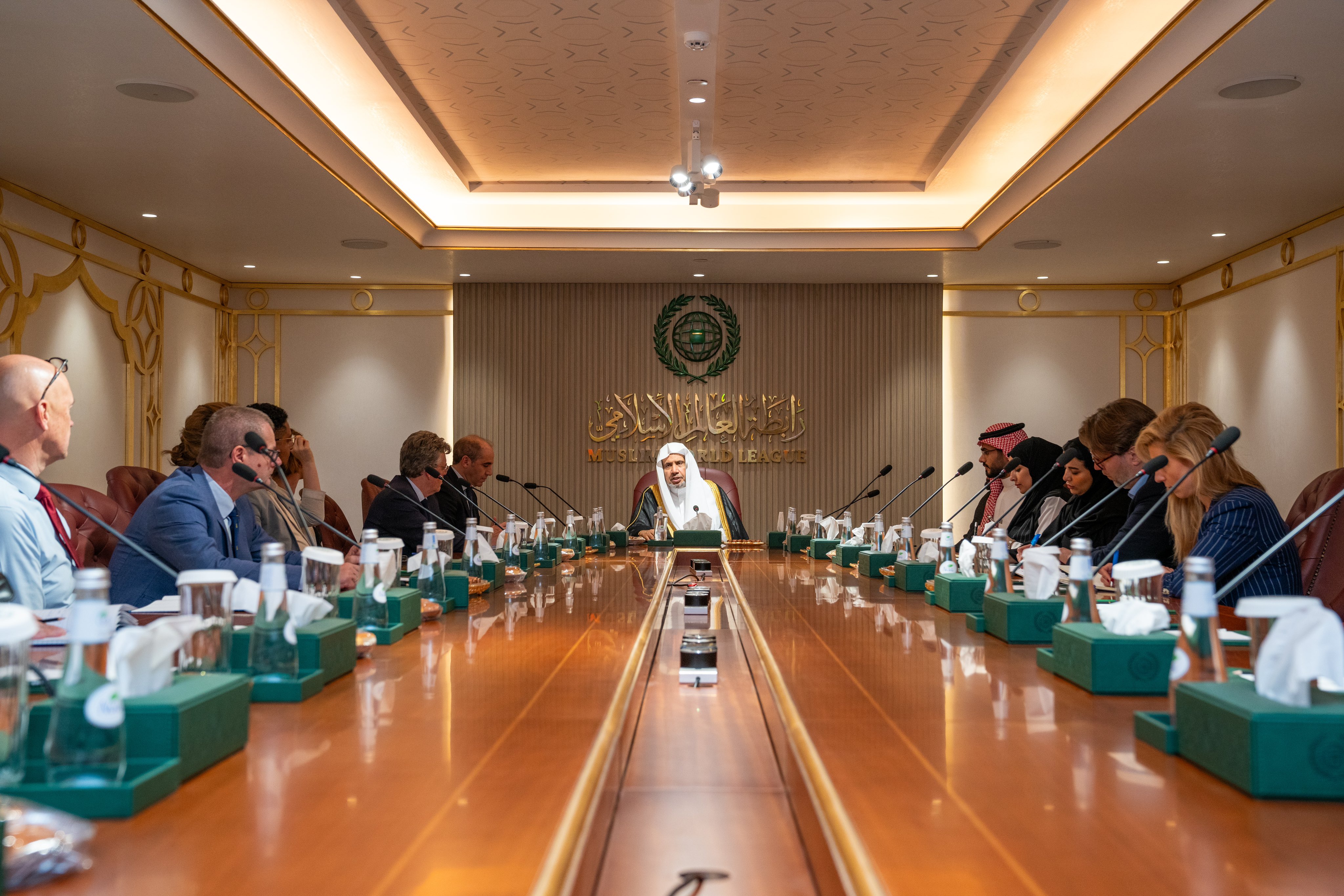 Yang Mulia Syekh Dr.Mohammed bin Abdulkarim Al-Issa  , bertemu dengan delegasi tingkat tinggi dari Belanda, di kantornya di Riyadh