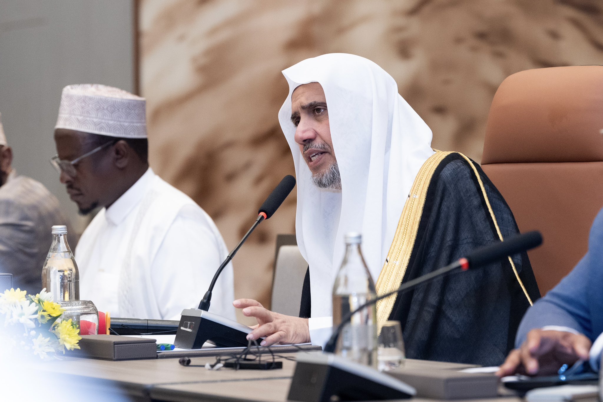 Fortalecer los lazos de los musulmanes de África con su profundidad islámica y el vínculo de su comunidad Desde el lugar al que se dirigen los corazones, la Qibla universal: 
